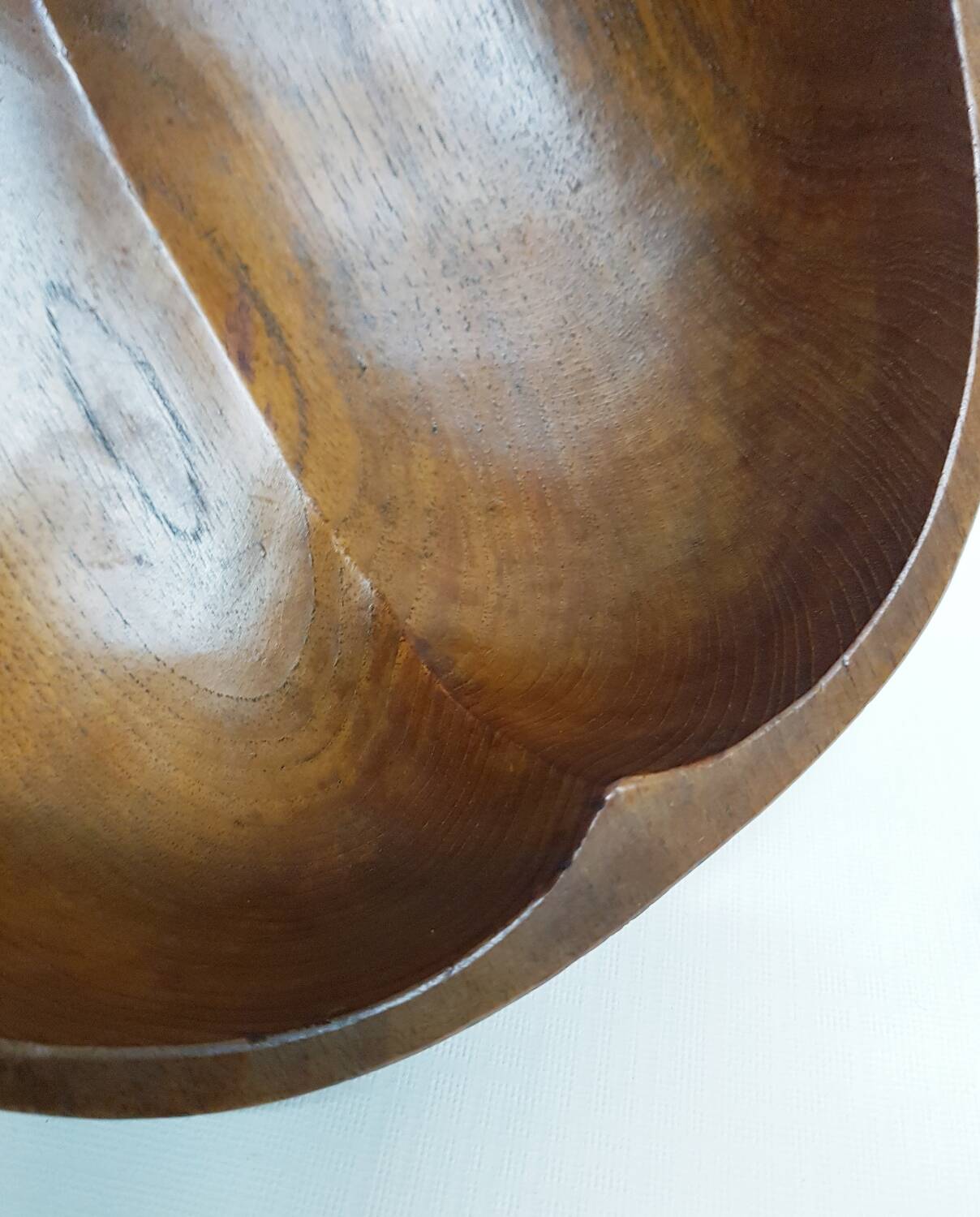 Coupe à fruits en teck sculptée à la main