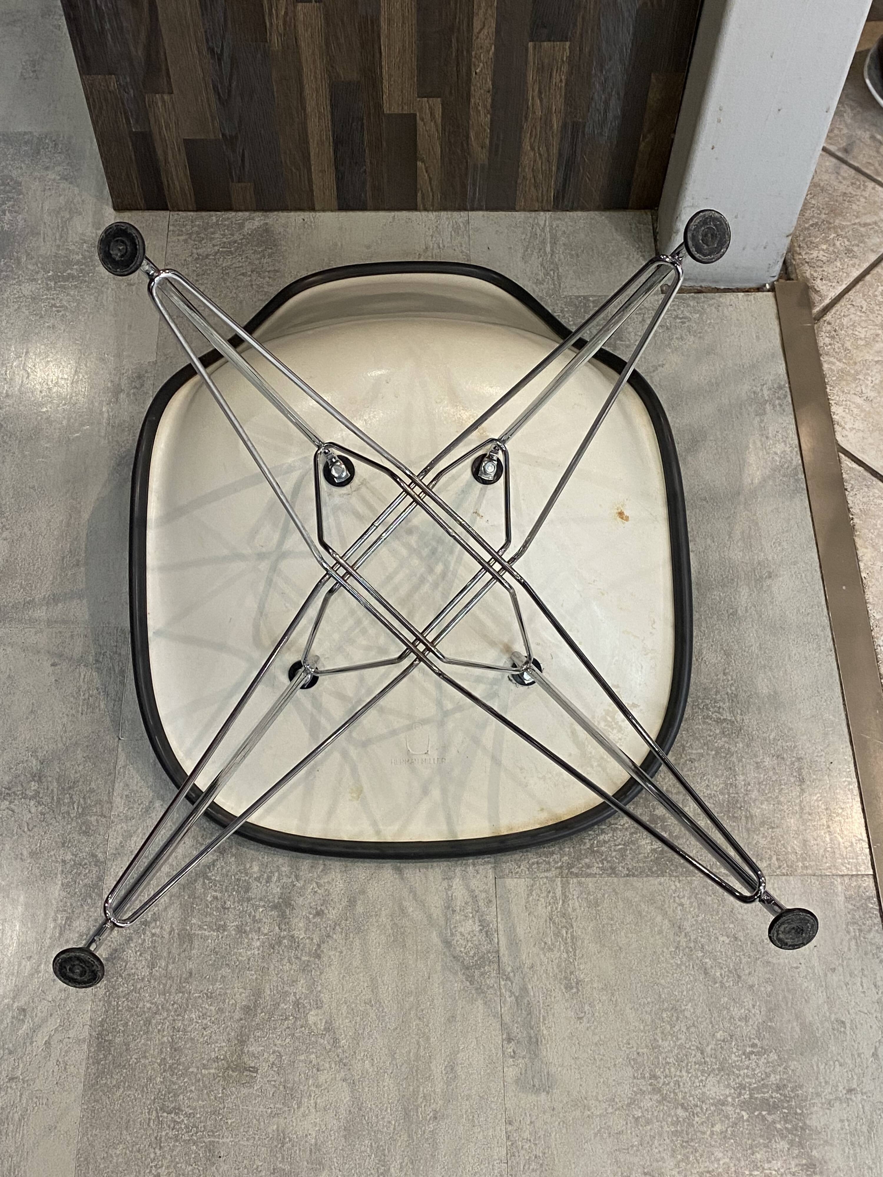 Fibreglass chair with skai vinyl, DSR Eiffel, off-white, Eames, Herman Miller.