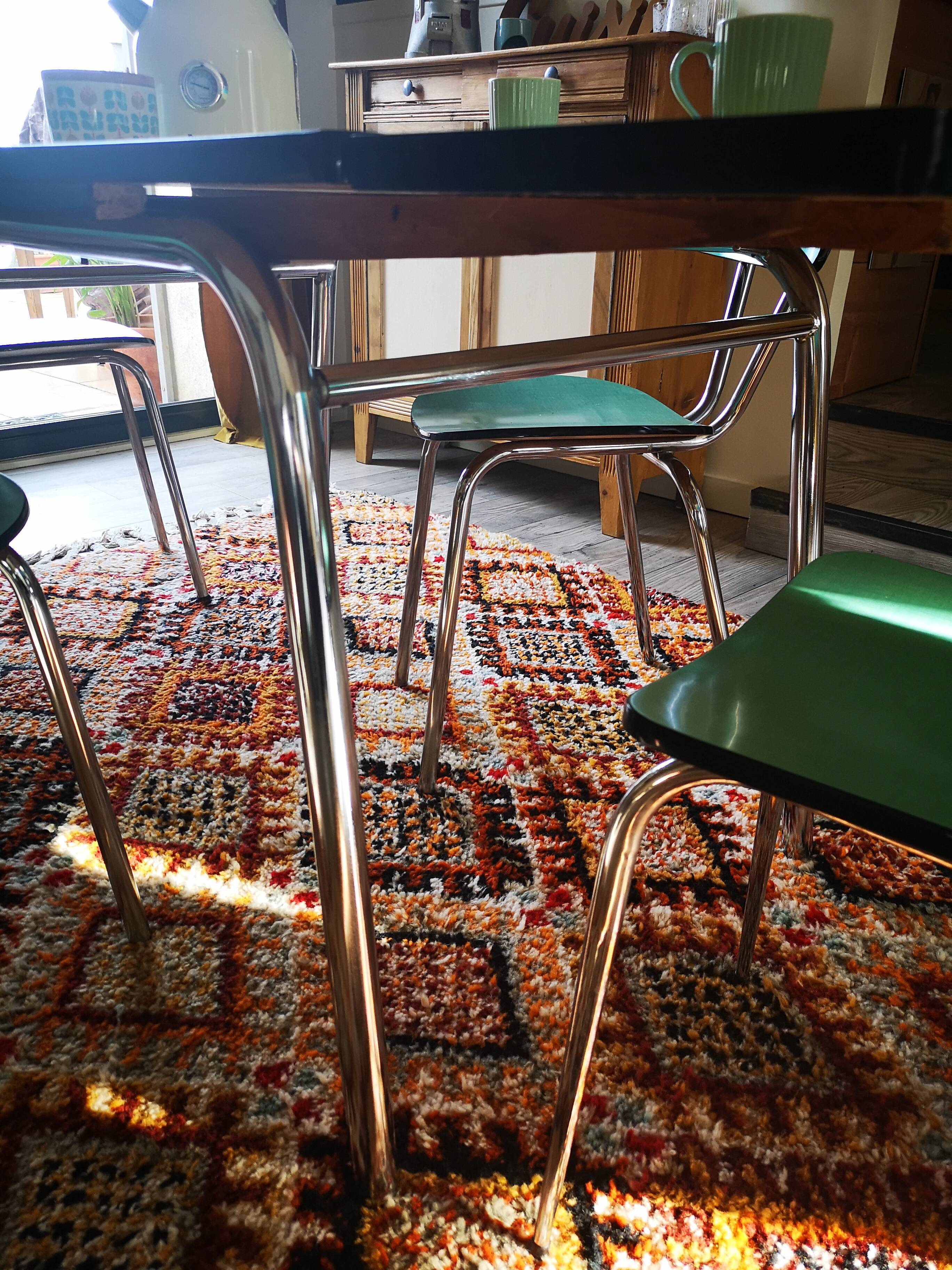 Stretch table set in formica and 4 chairs