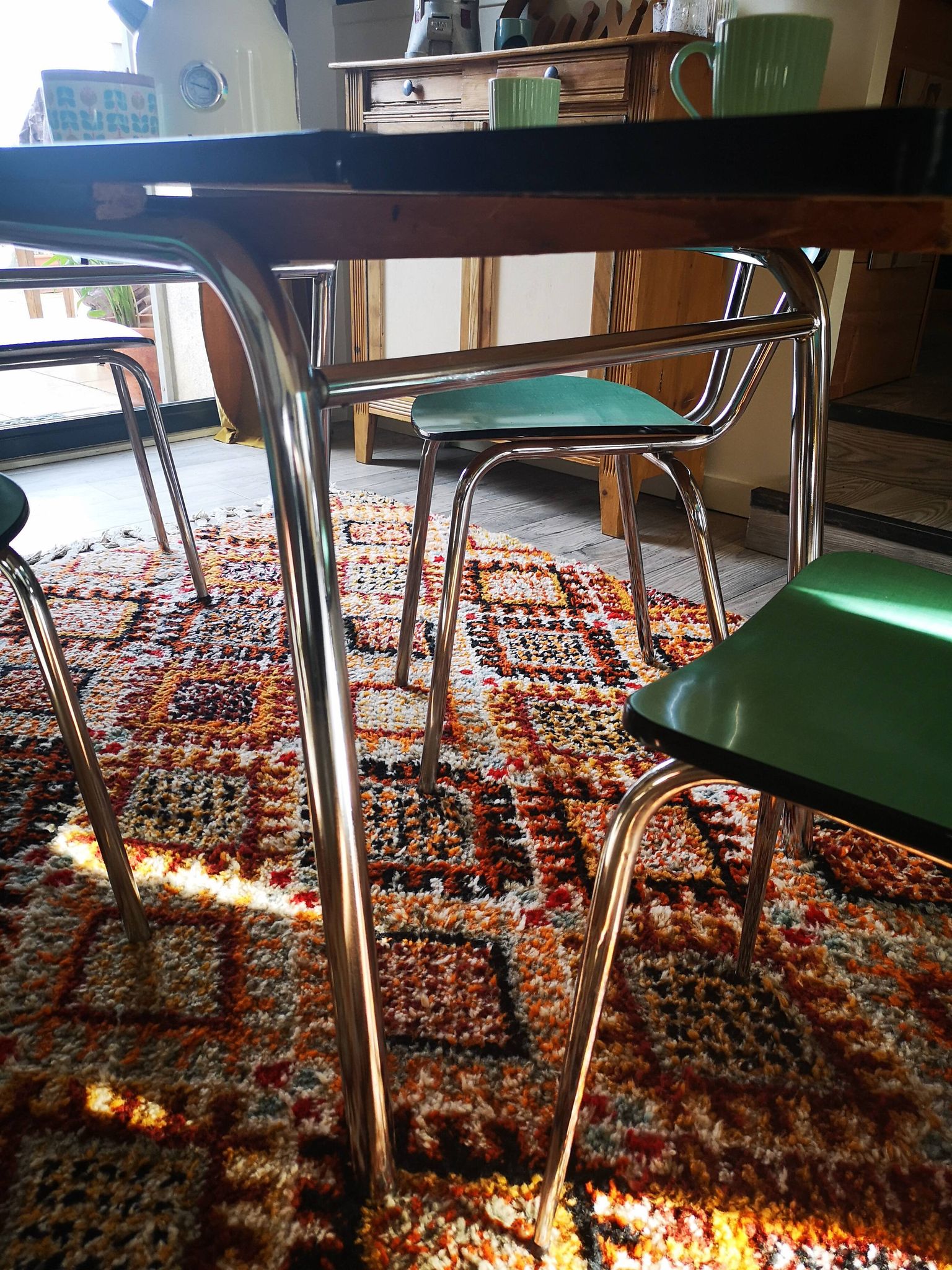 Ensemble de table extensible en formica et 4 chaises