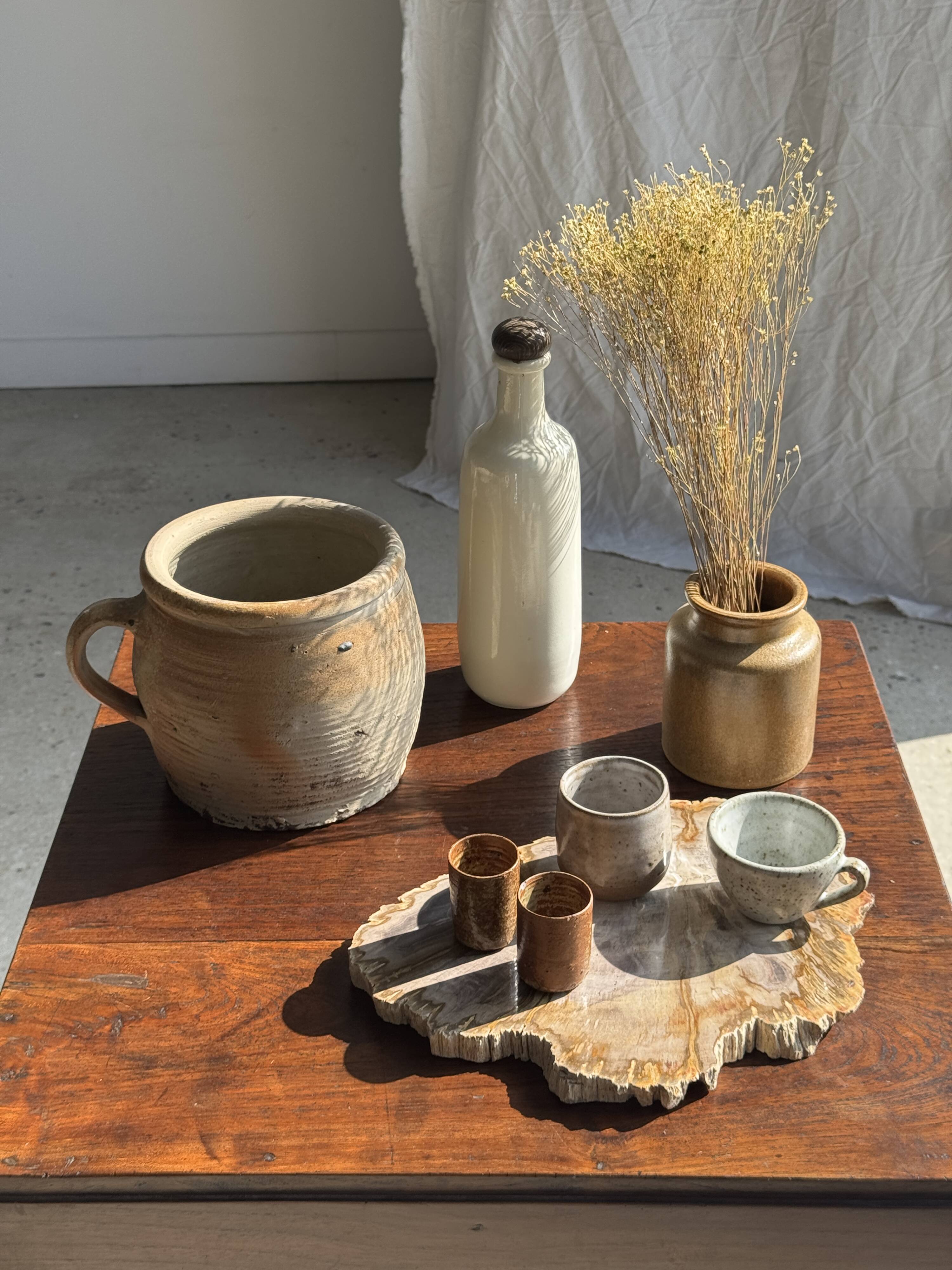 Large stoneware pot with ribbed handle H16