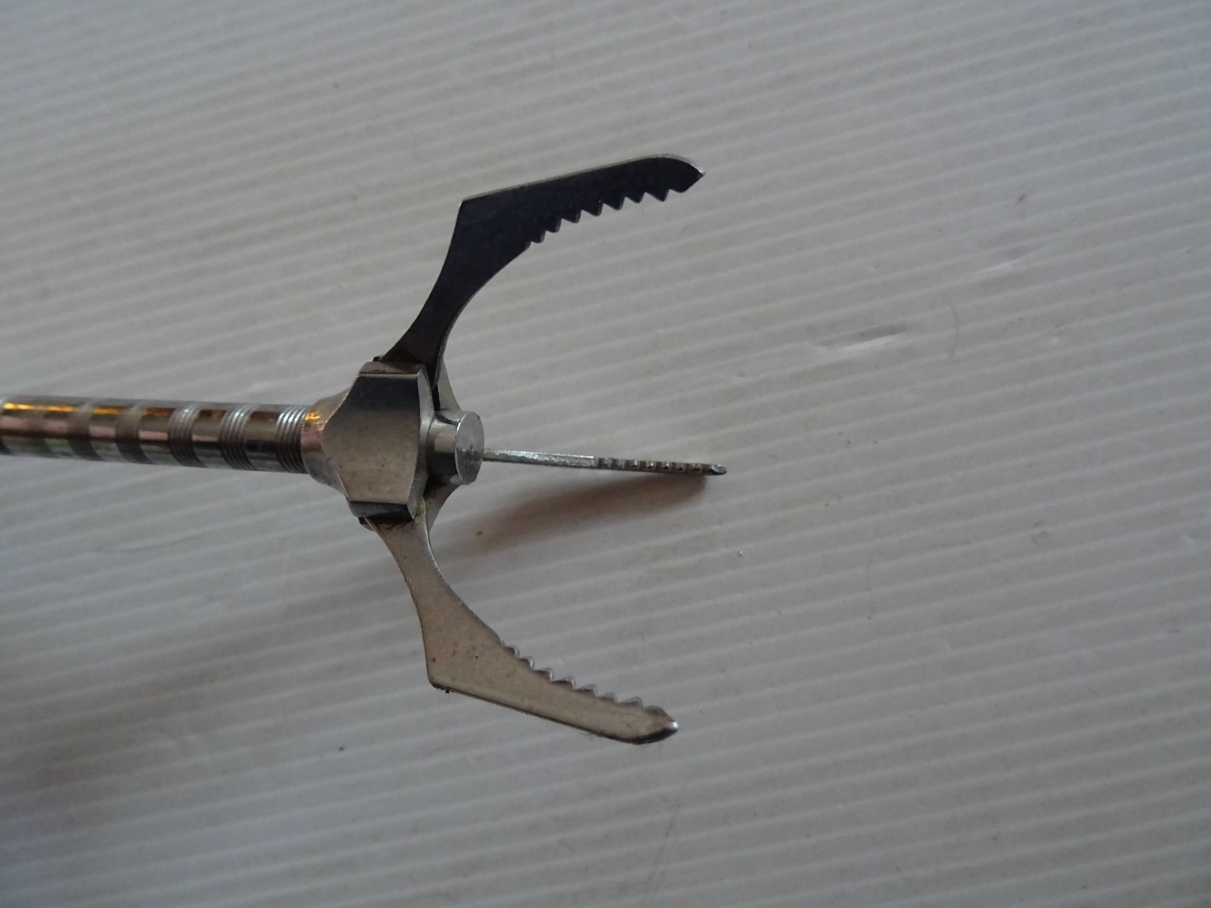 Large Sugar or Ice Pinch 19 cm streaked handle in vintage stainless steel circle