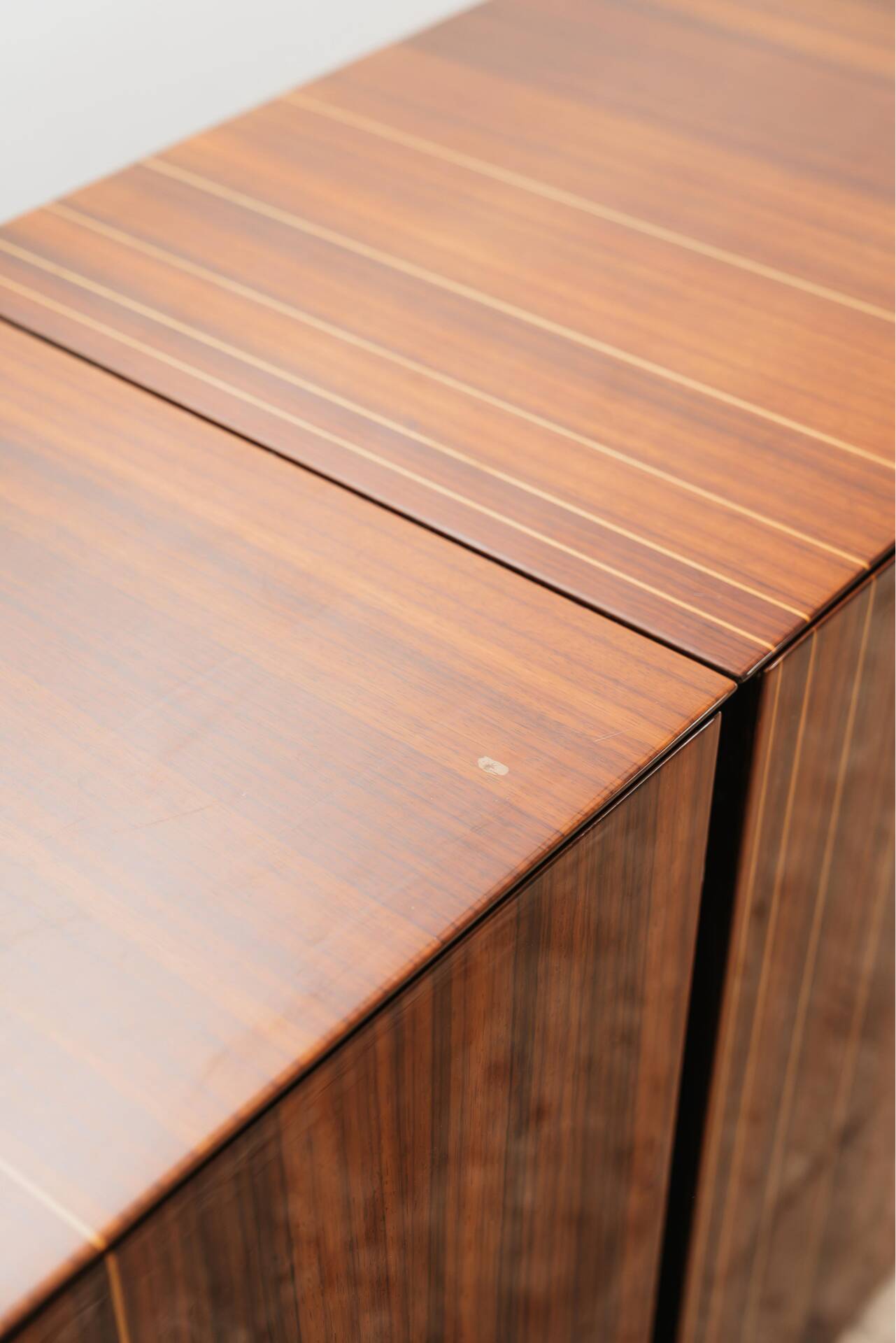 Enfilade en palissandre monumental en bois zèbre laqué de style mid-century.