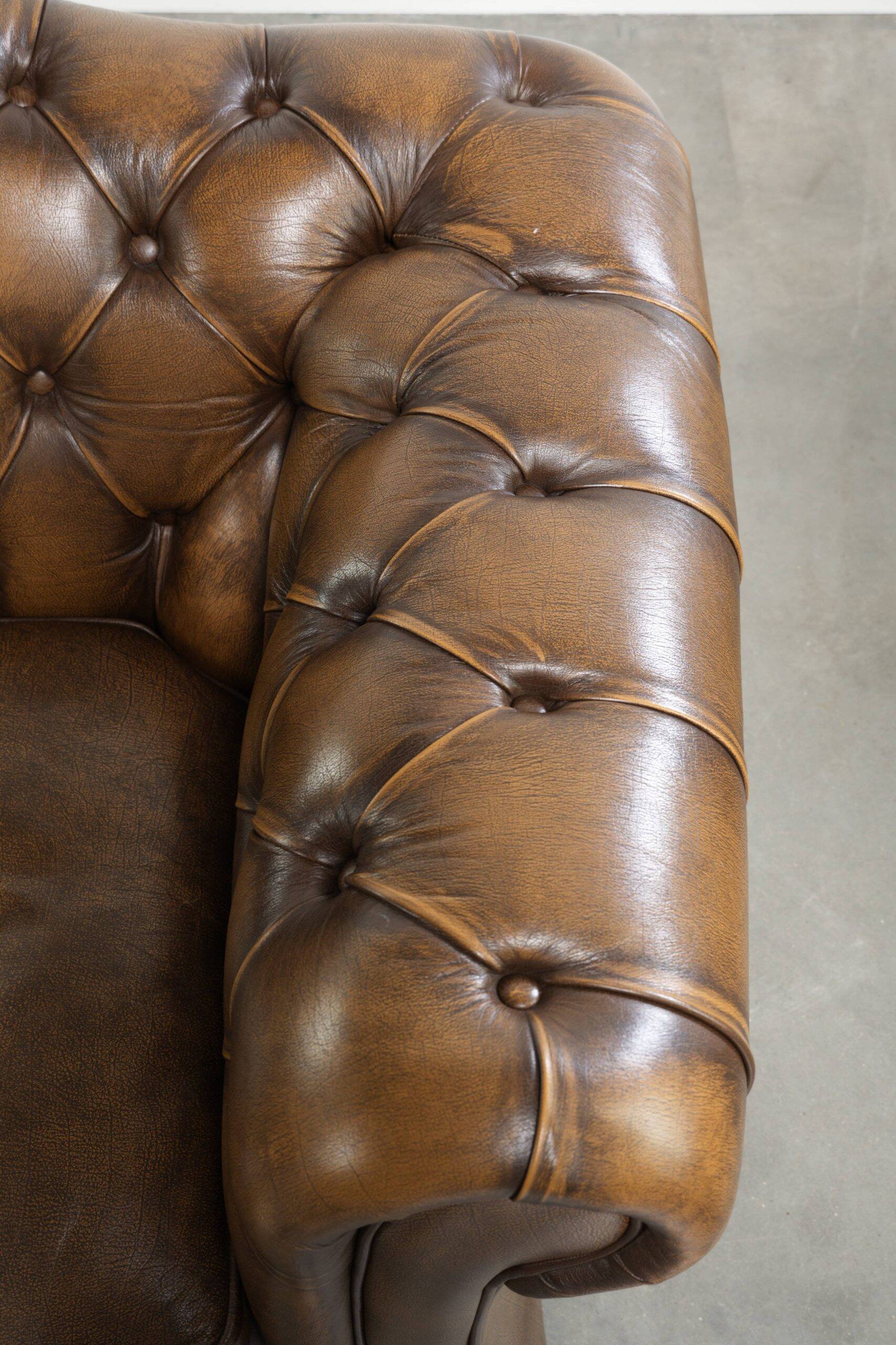 English cowhide leather Chesterfield 2-seater sofa in a luxurious colour