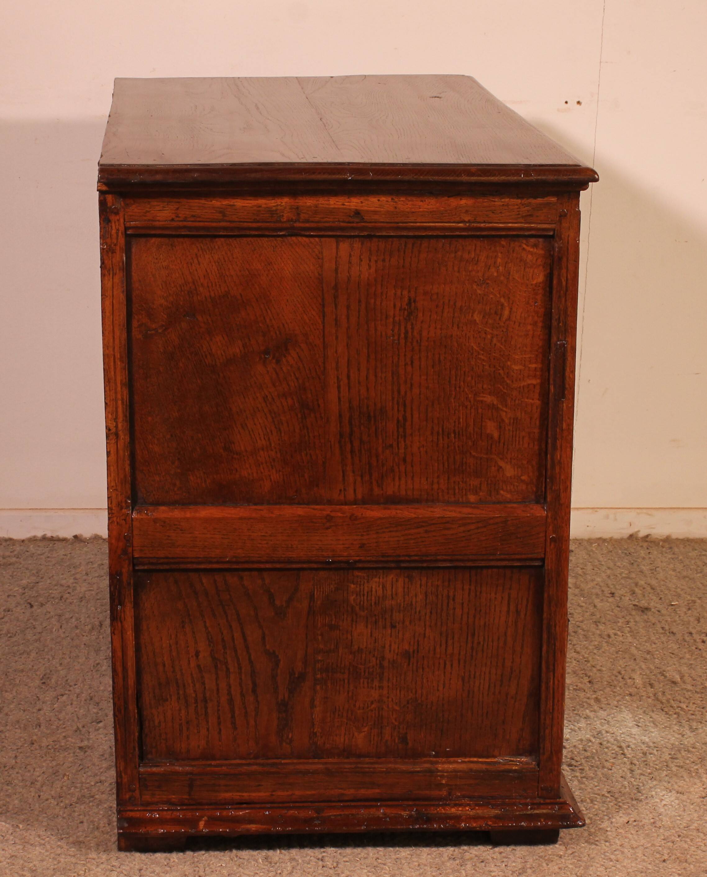 English oak chest of drawers, early 18th century