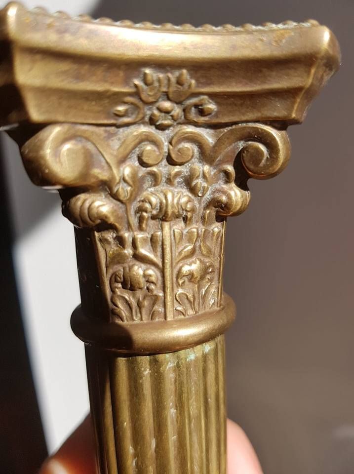 Paire de bougeoirs colonnes en laiton et bronze