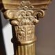 Paire de bougeoirs colonnes en laiton et bronze