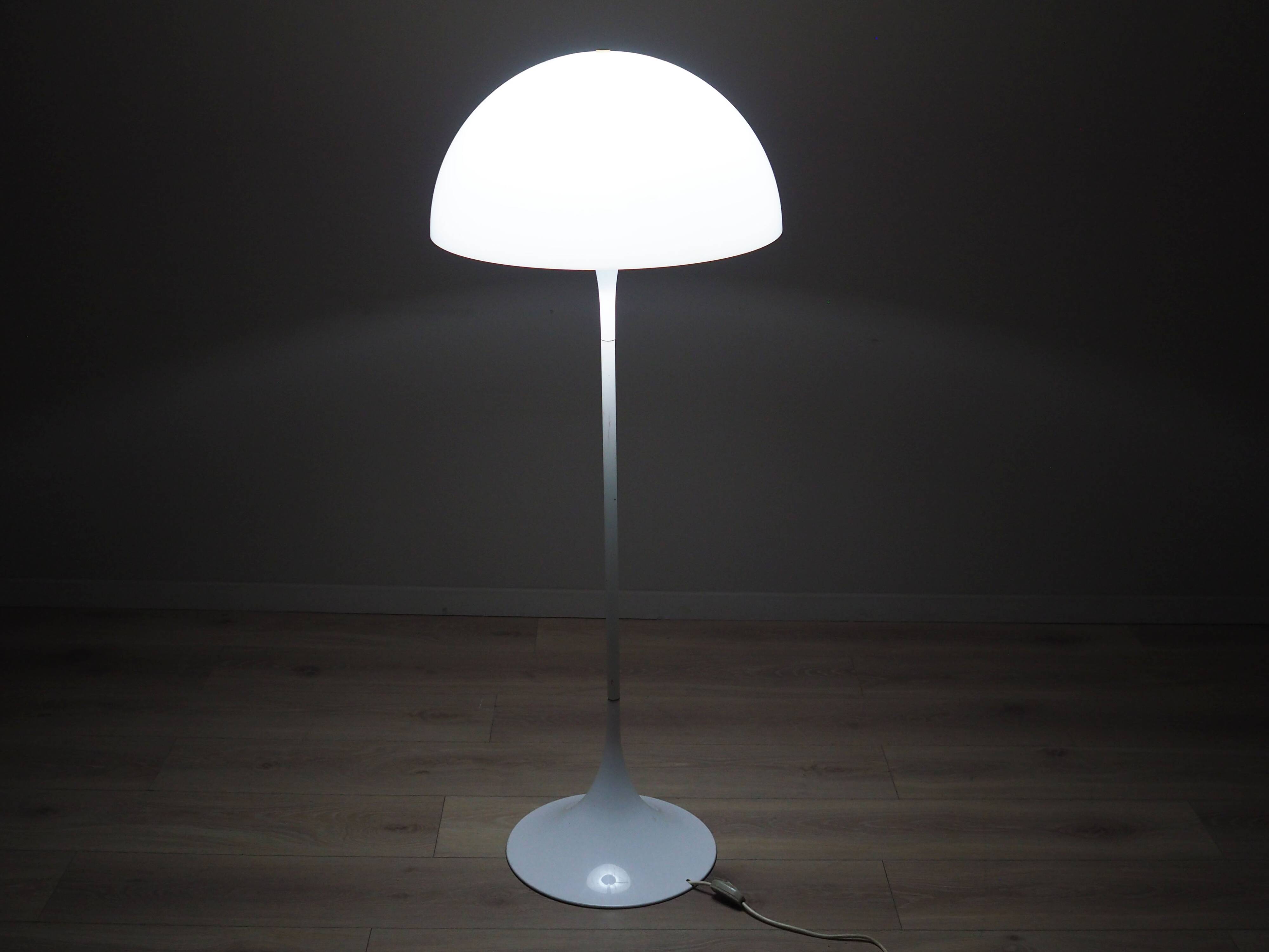 Lampadaire danois Panthella par Louis Poulsen, années 1970