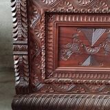 Coffre en bois sculpté