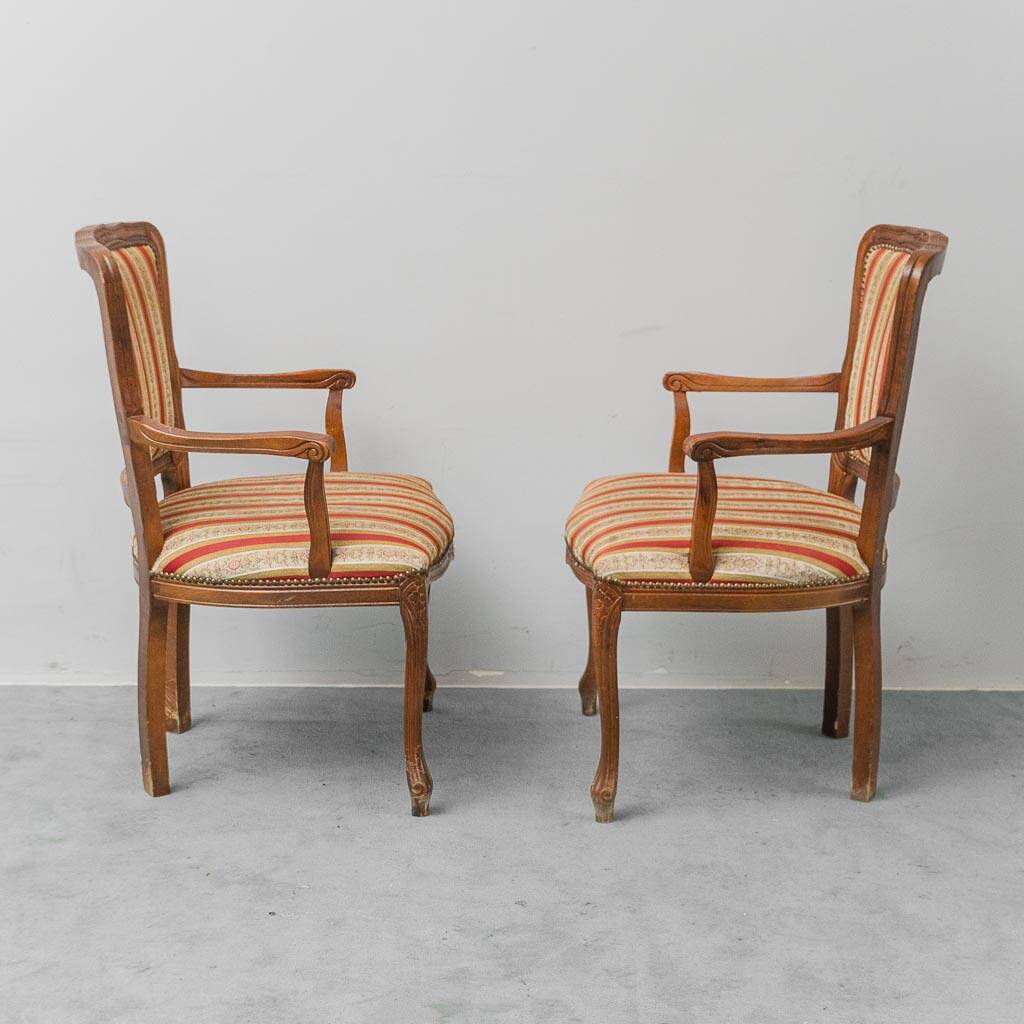 Paire de fauteuils de style parisien en bois avec des accoudoirs en tissu rayé, vintage.
