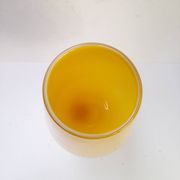 Grand vase sur pied en opaline jaune