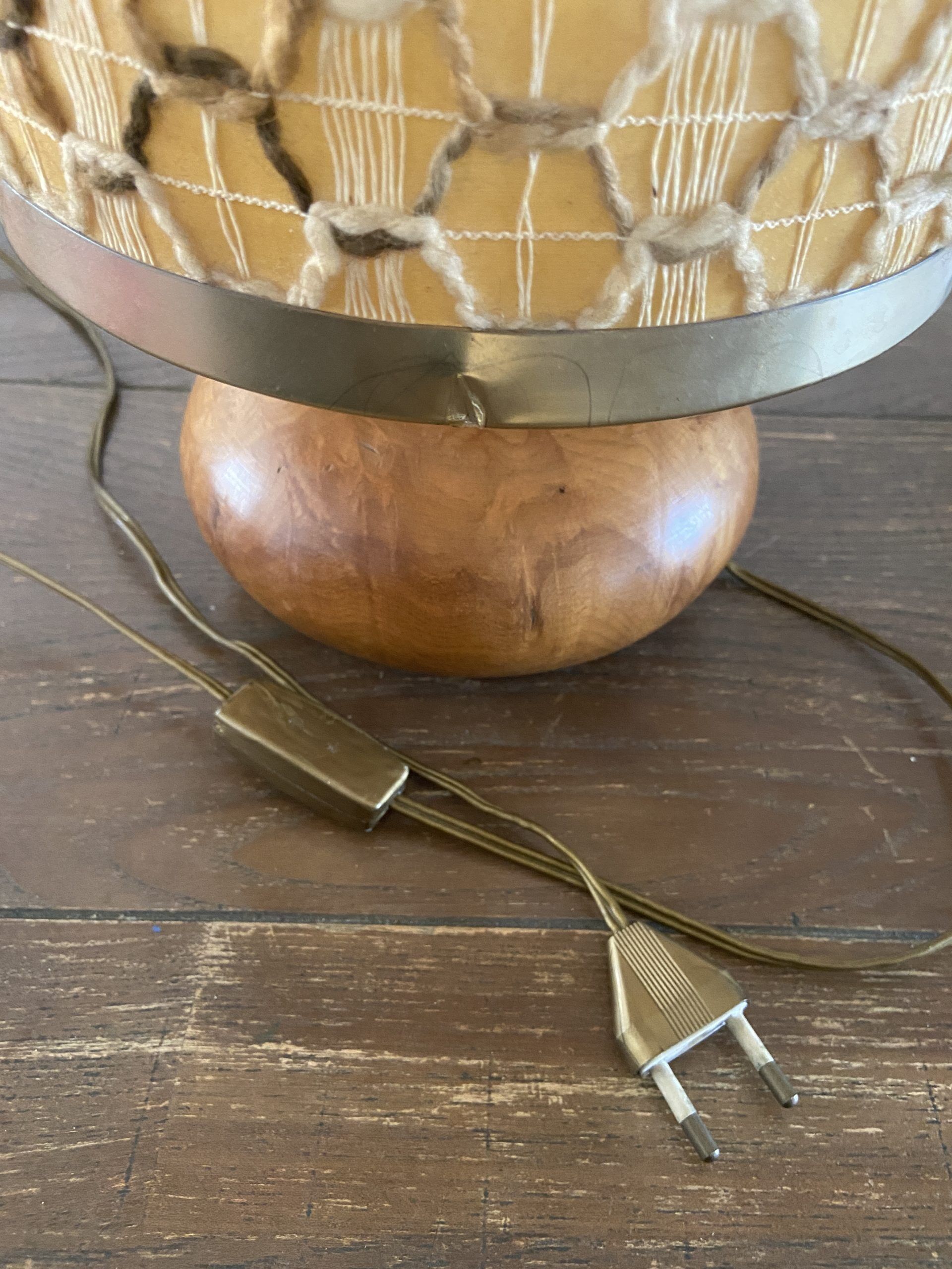 Vintage table lamp in wood magnifying glass and braided wool