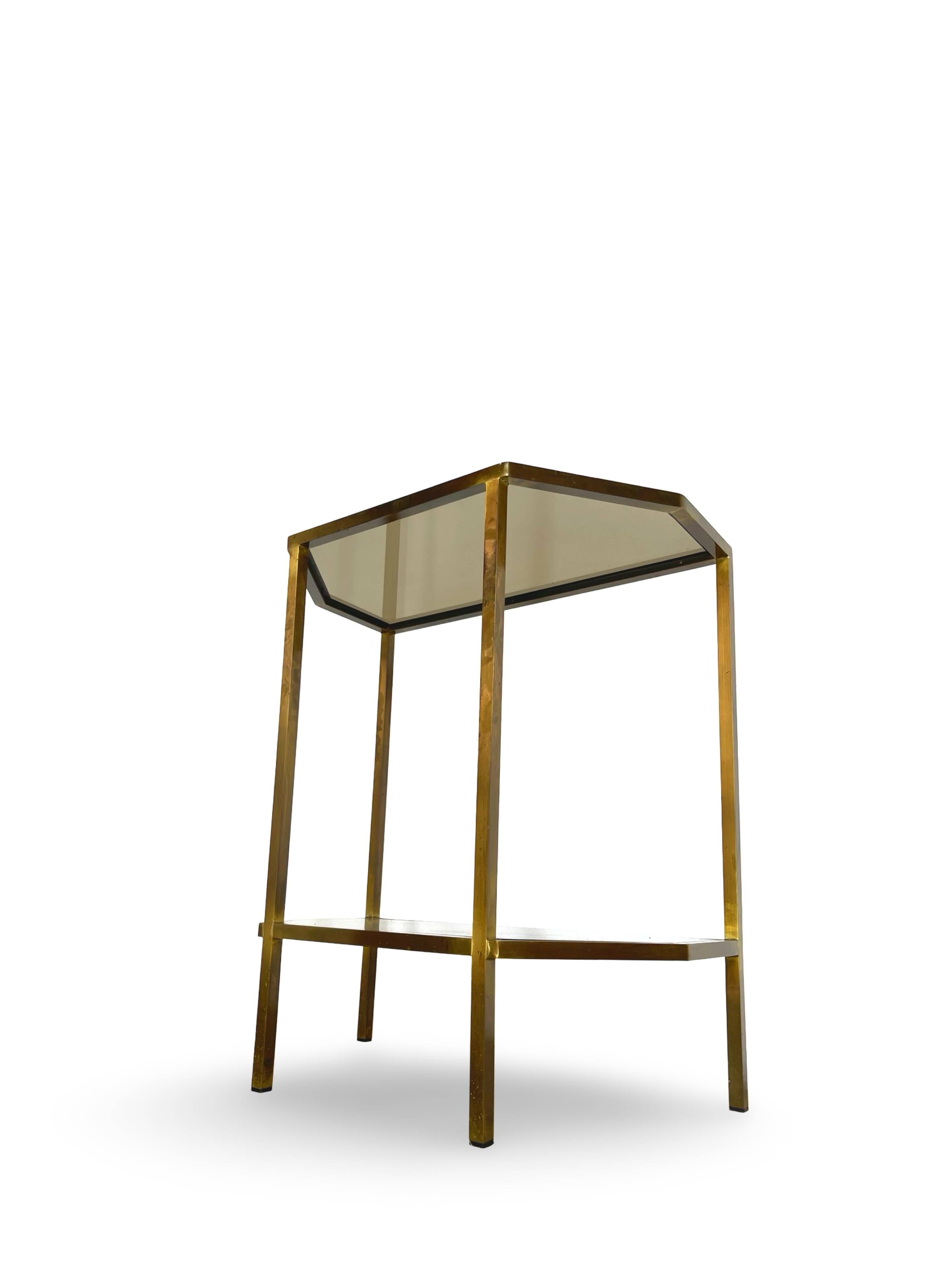 Table d'appoint italienne demi-hexagonale en laiton des années 1970.