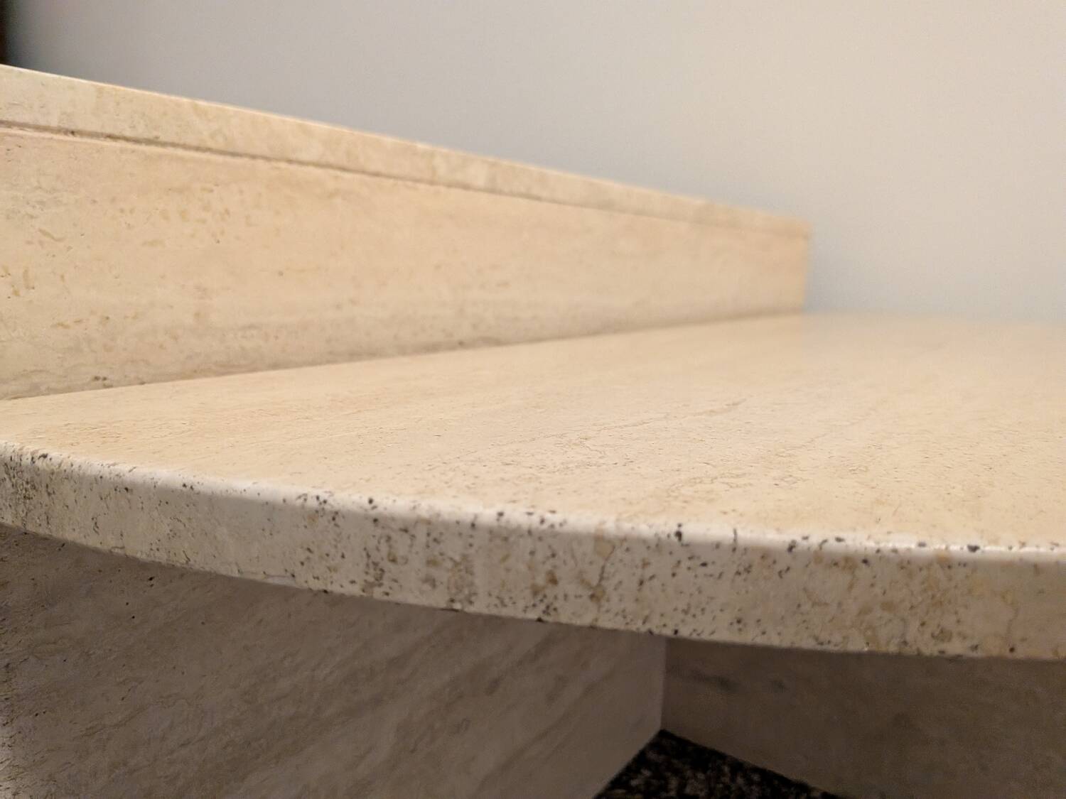 Table basse ronde en travertin par Up & Up, Italie 1970