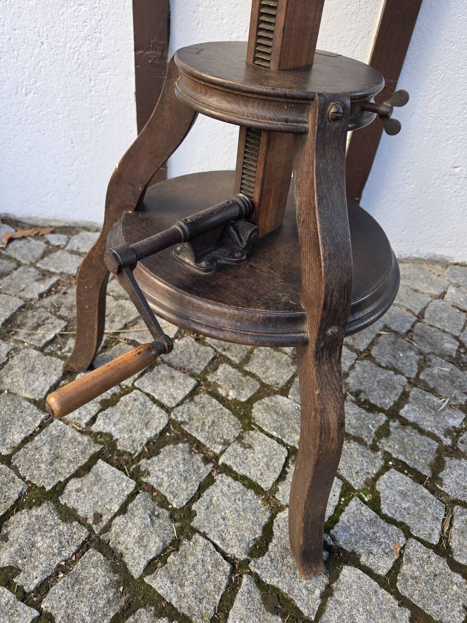Sculpture stand, photographic camera tripod