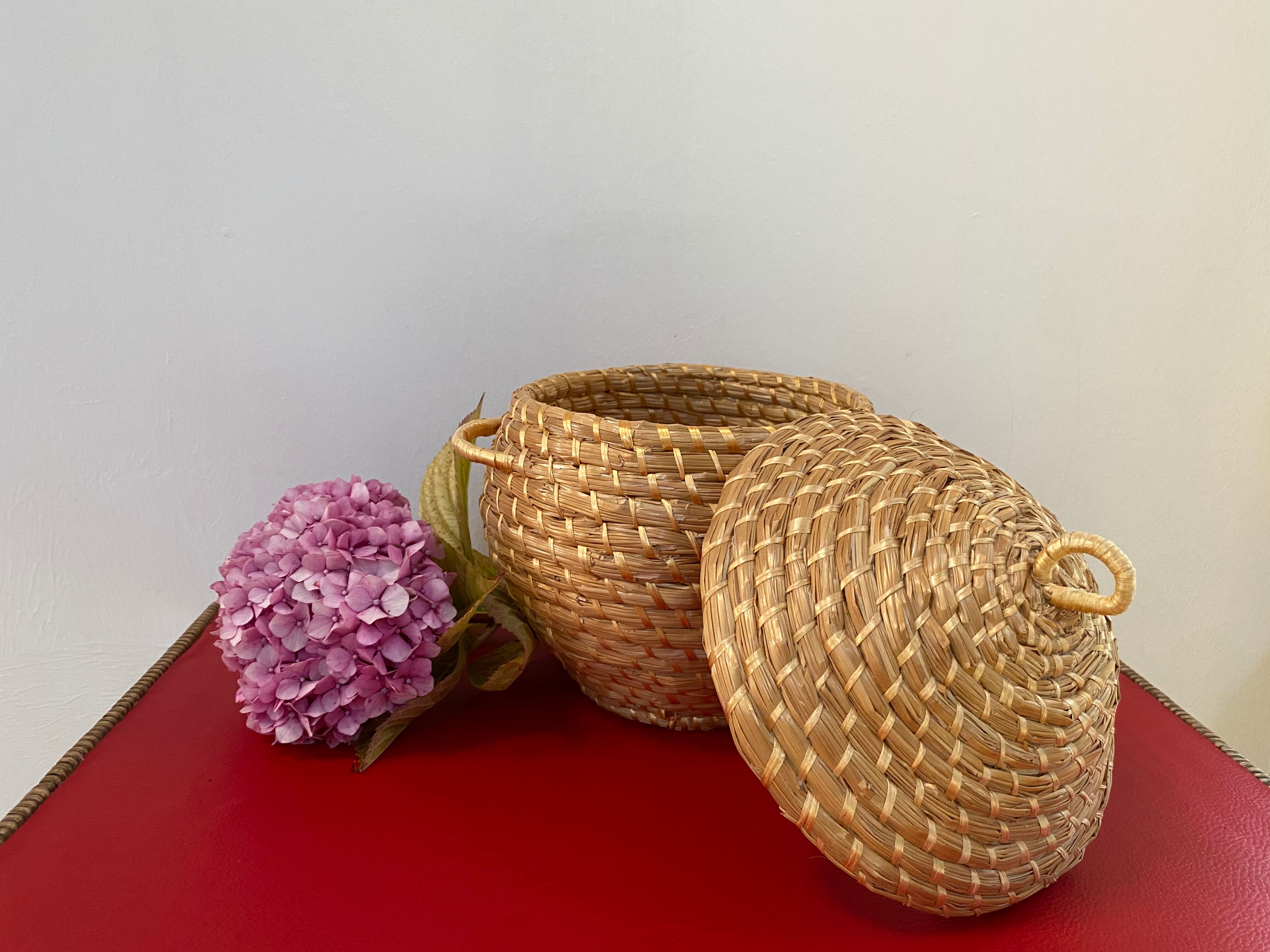 Artisanal basket made of natural fibers