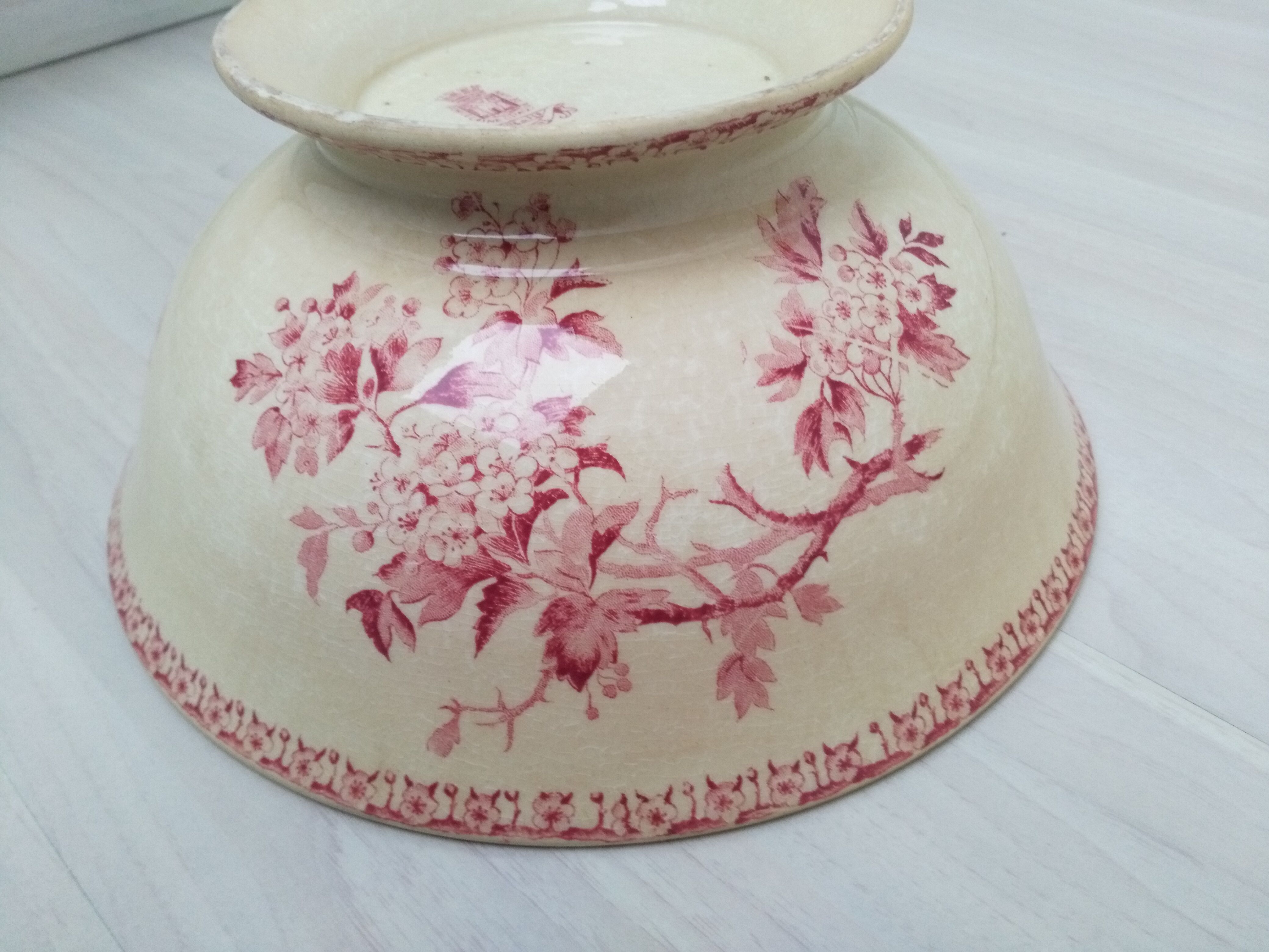 Salad bowl on foot in iron earth of Gien model Pink hawthorn