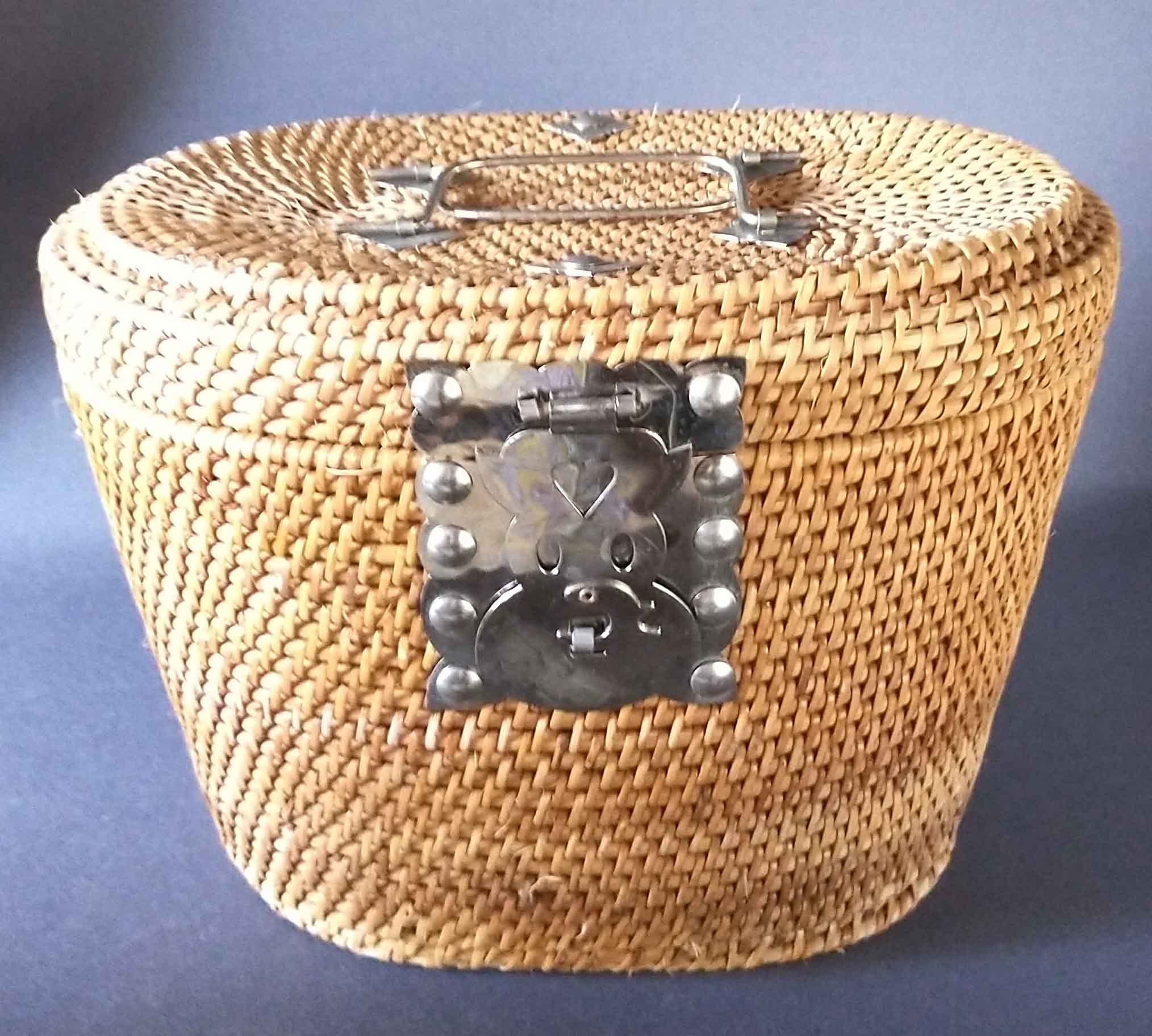Old Chinese travel tea basket