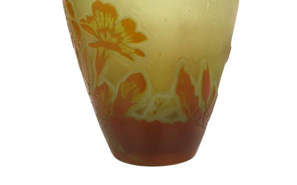 Etablissements gallé vase en verre multicouches à décor floral, signé