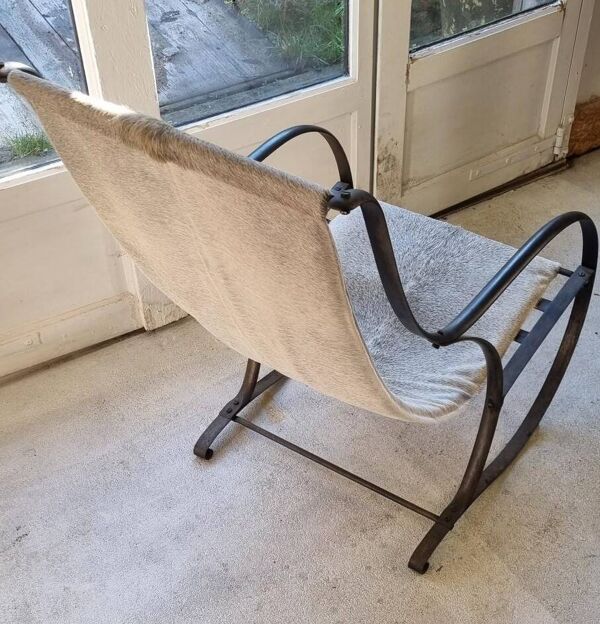 Fauteuil en fer forge et peau