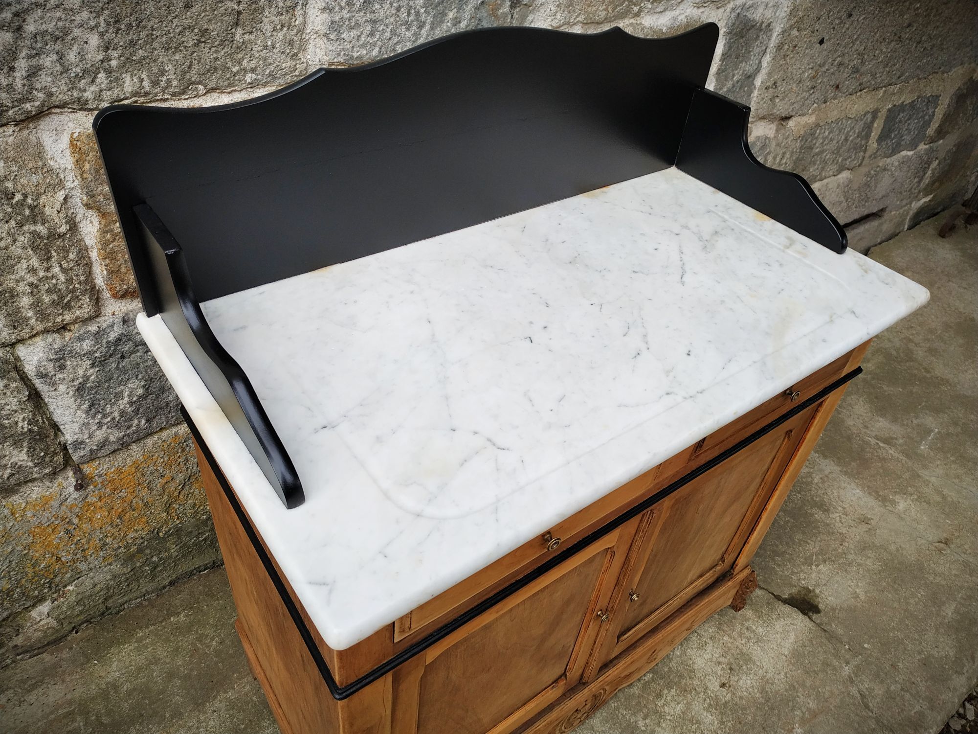 Old toilet table bahut