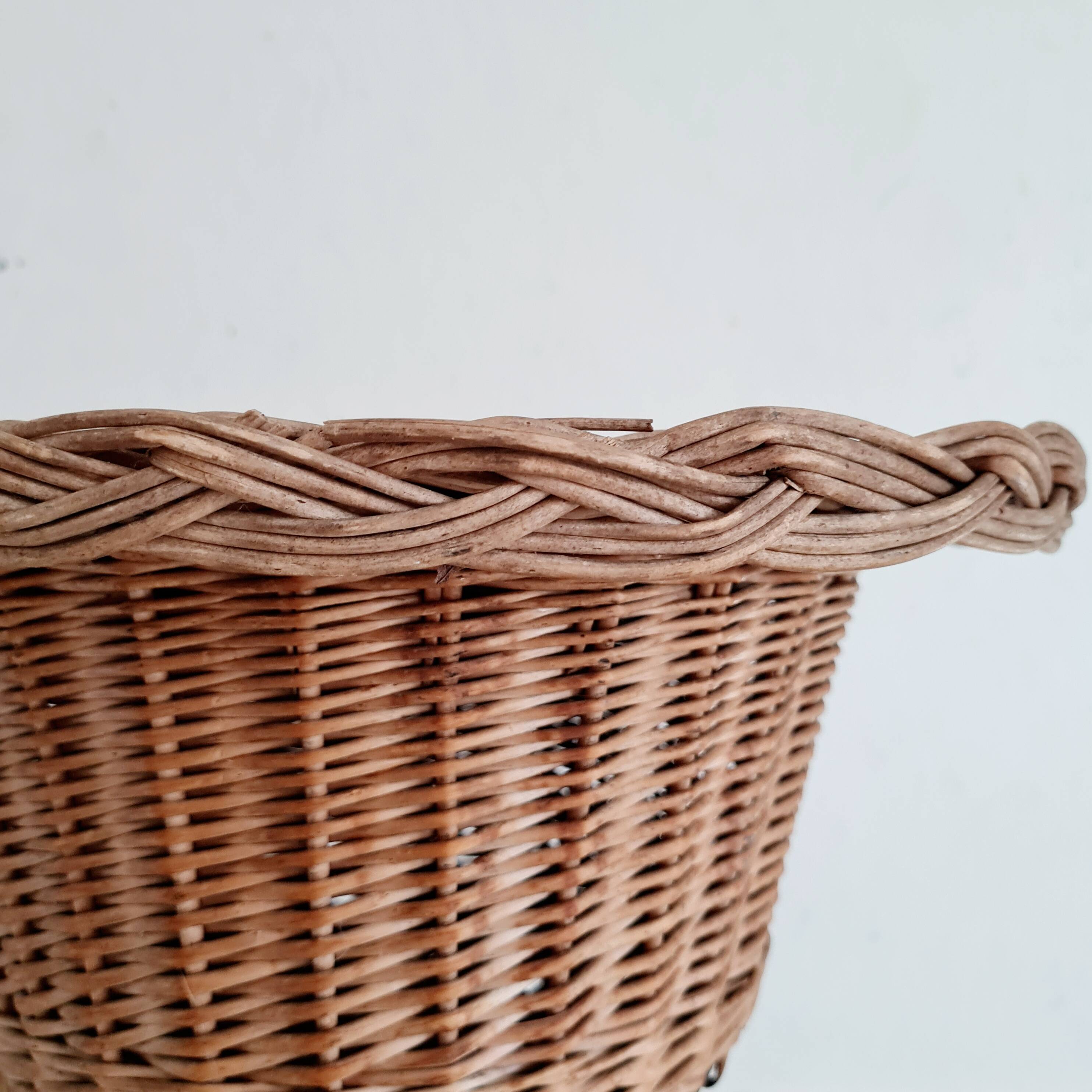 Worker tripod feet metal rattan