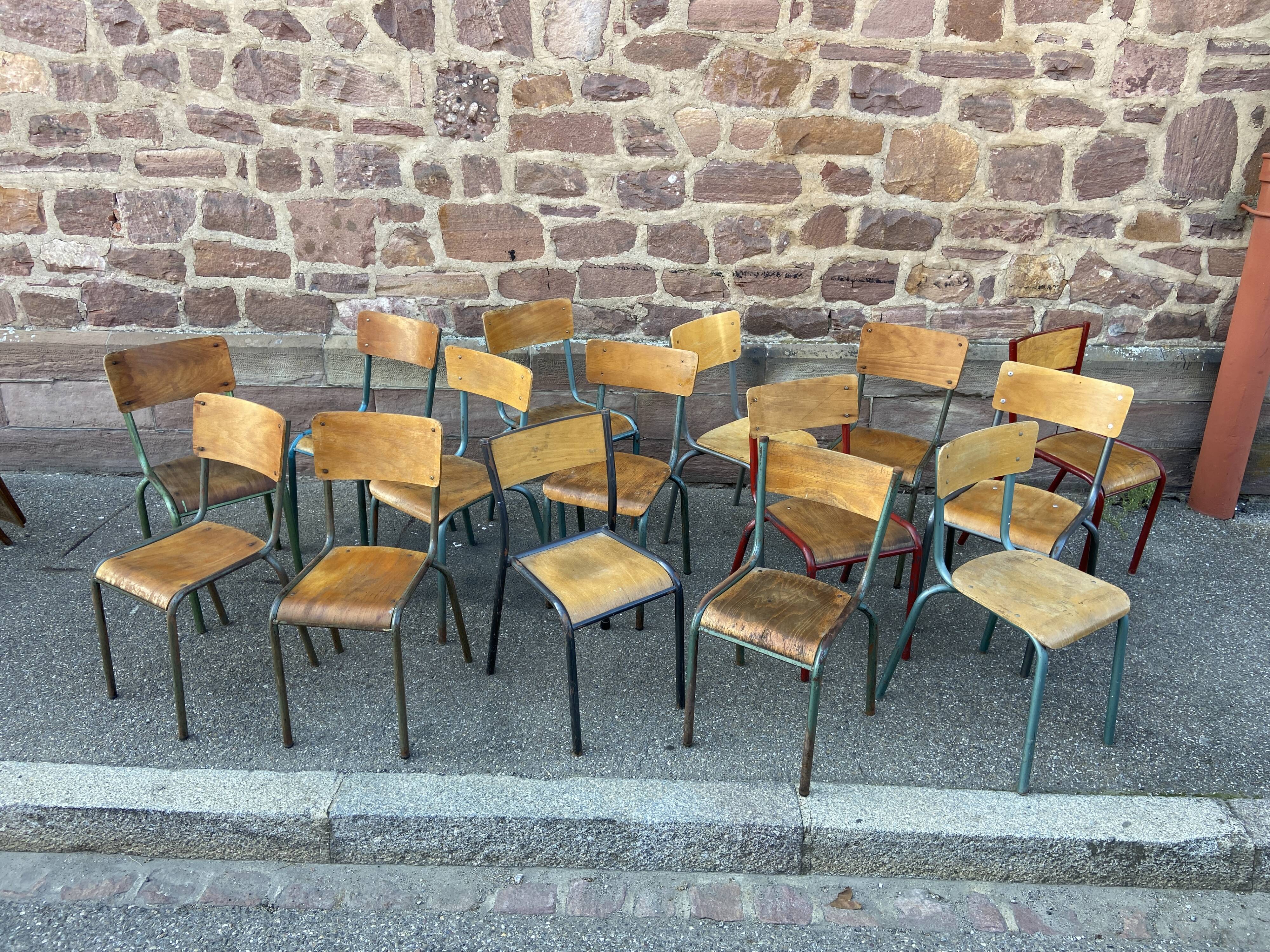 Suite de 15 chaises dépareillées industrielle école vintage