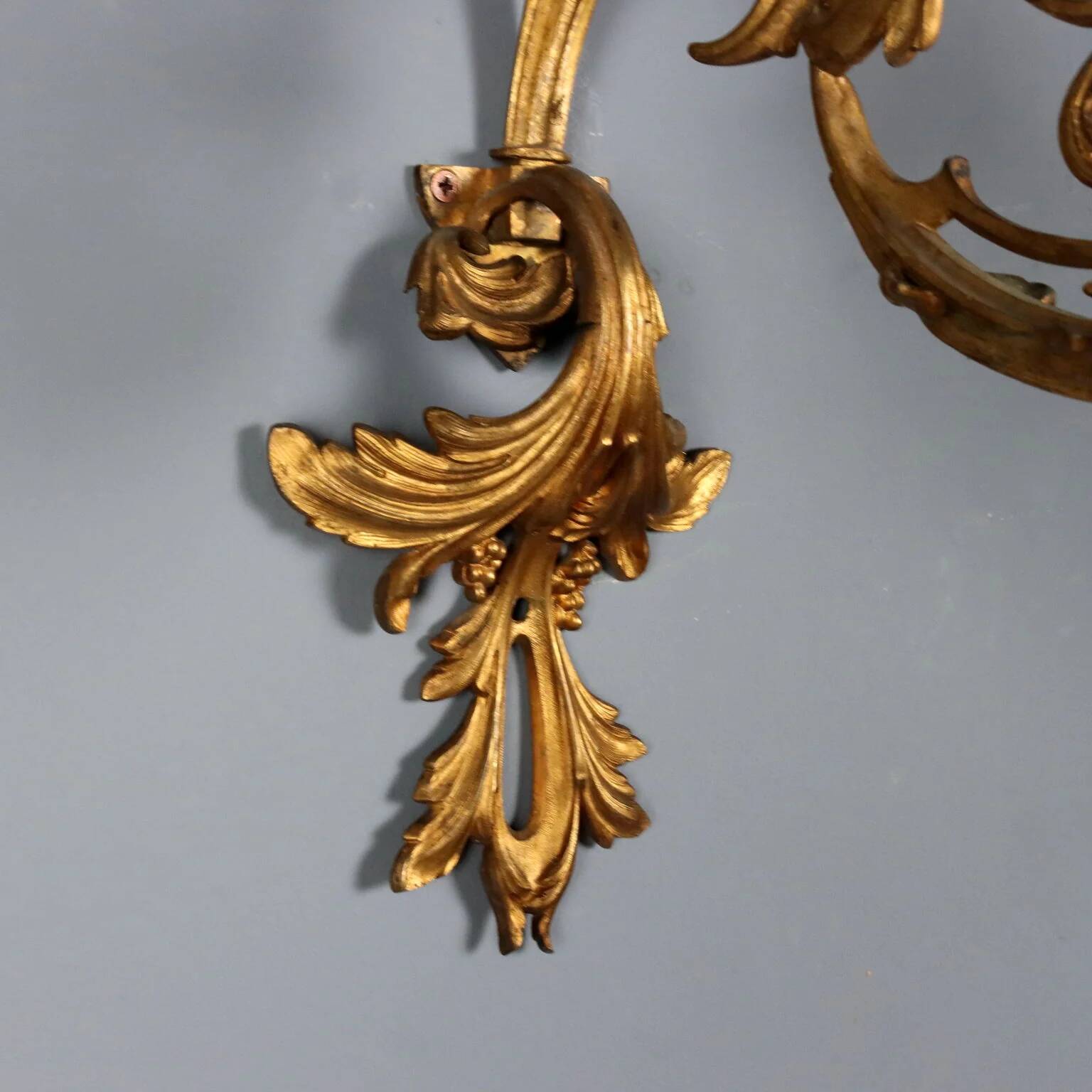 Antique wall sconces in gilded bronze, 20th century, in baroque style.