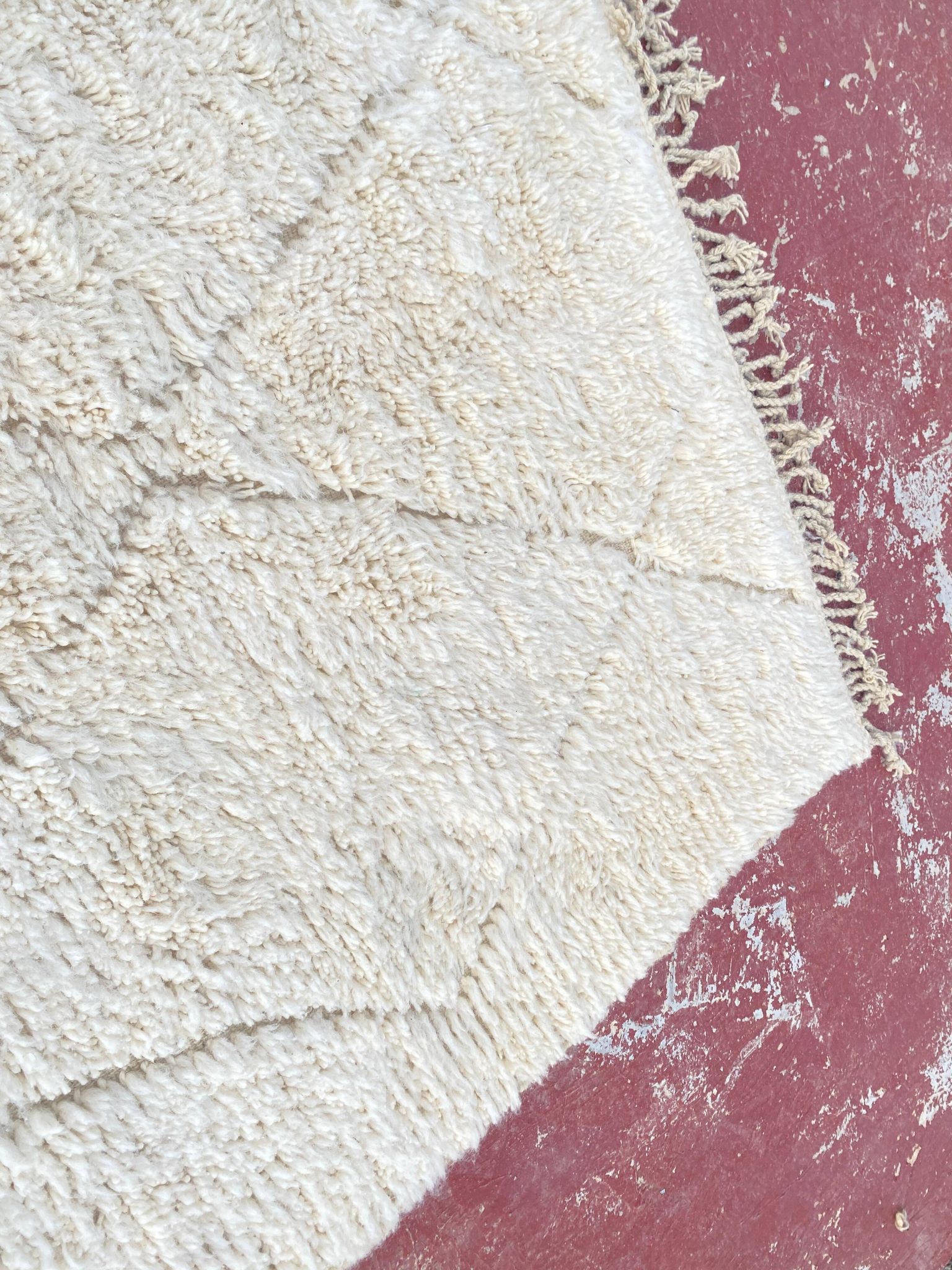 Large cream Beni Ouarain rug with tone-on-tone diamond pattern – 300 x 200 cm