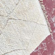 Large cream Beni Ouarain rug with tone-on-tone diamond pattern – 300 x 200 cm
