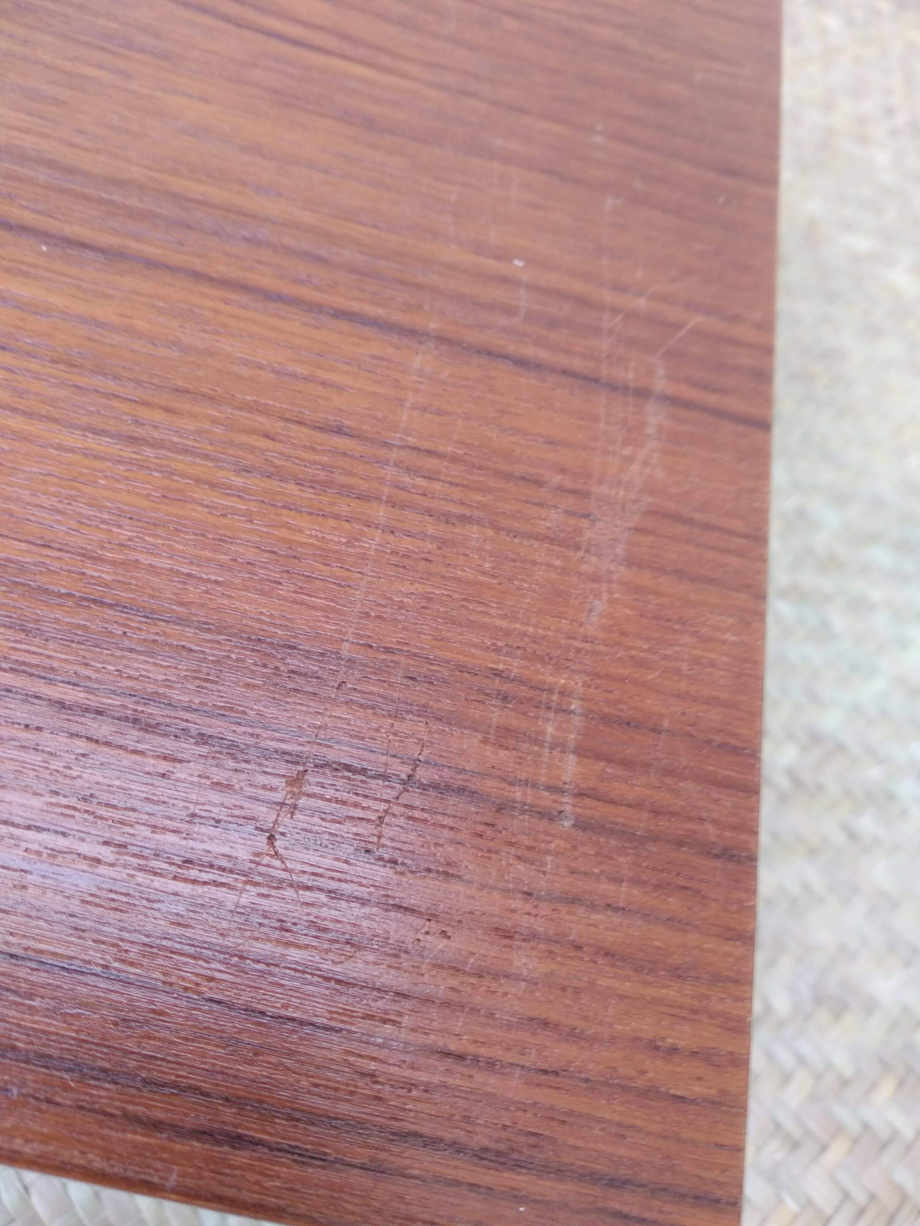 Paire de tables de chevet suspendues en teck