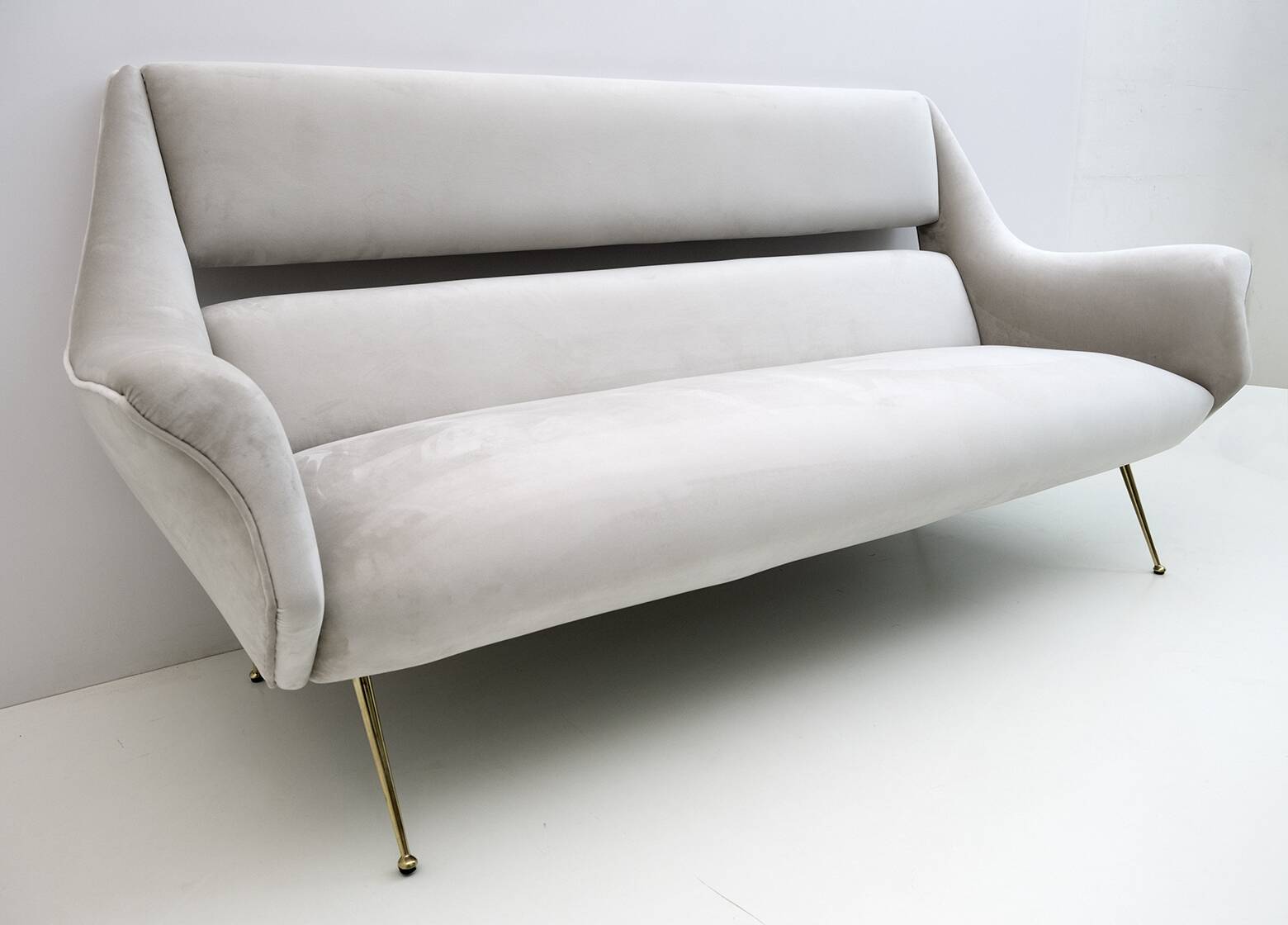 Gigi Radice Mid-Century Modern Italian Velvet Sofa for Minotti, 1950s