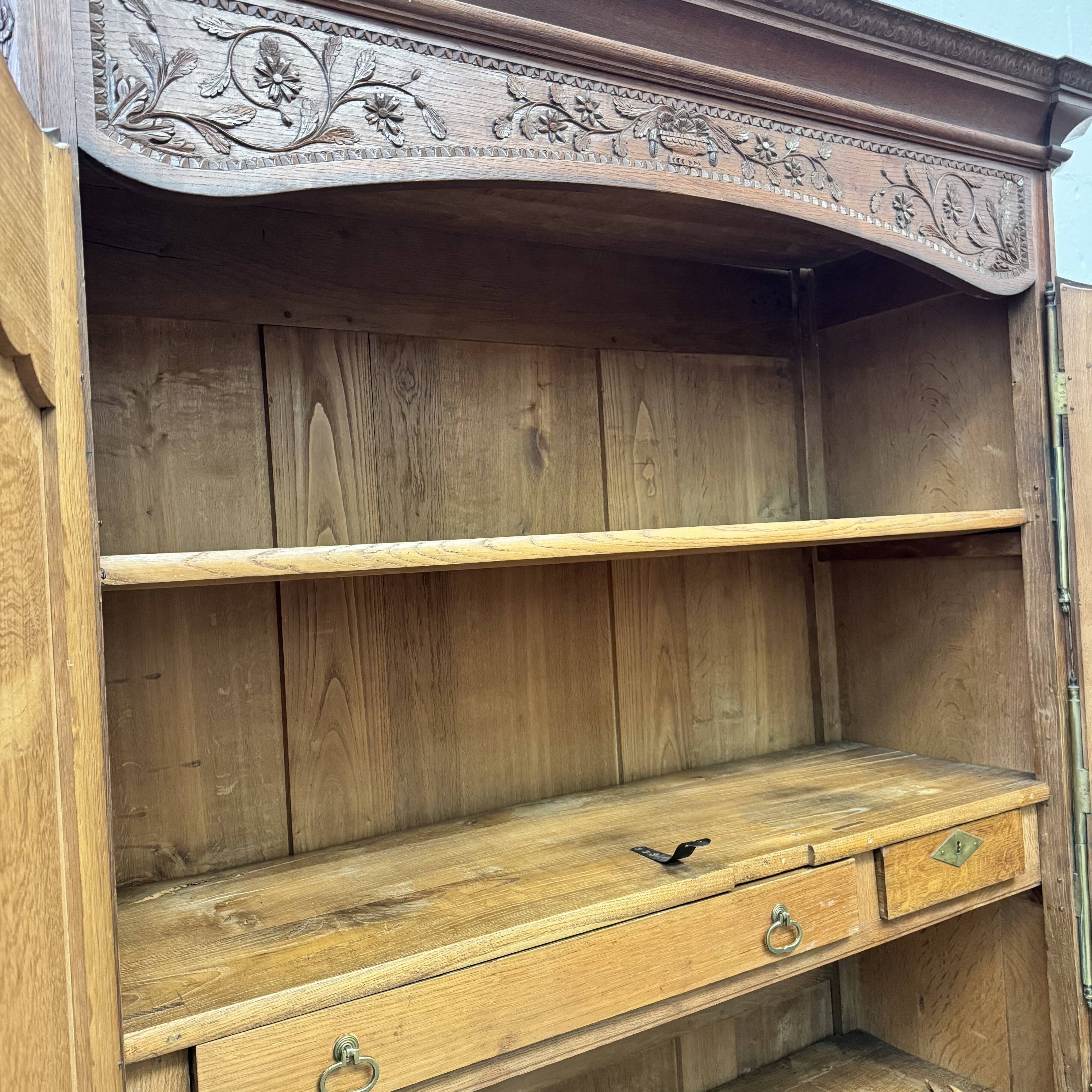 Large Country Wardrobe - French Provençal, in oak, 17th century
