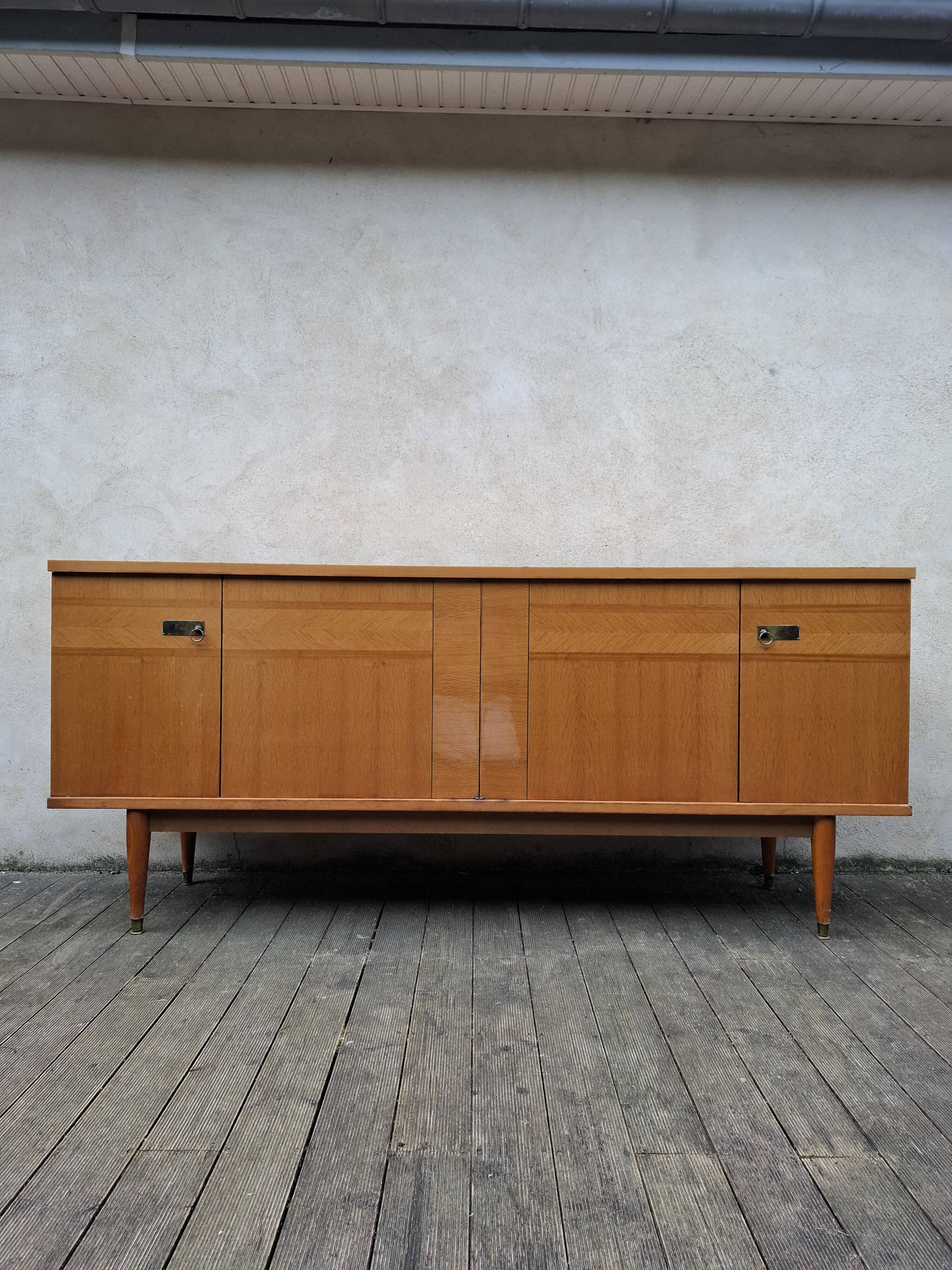 Vintage compass feet enfilade