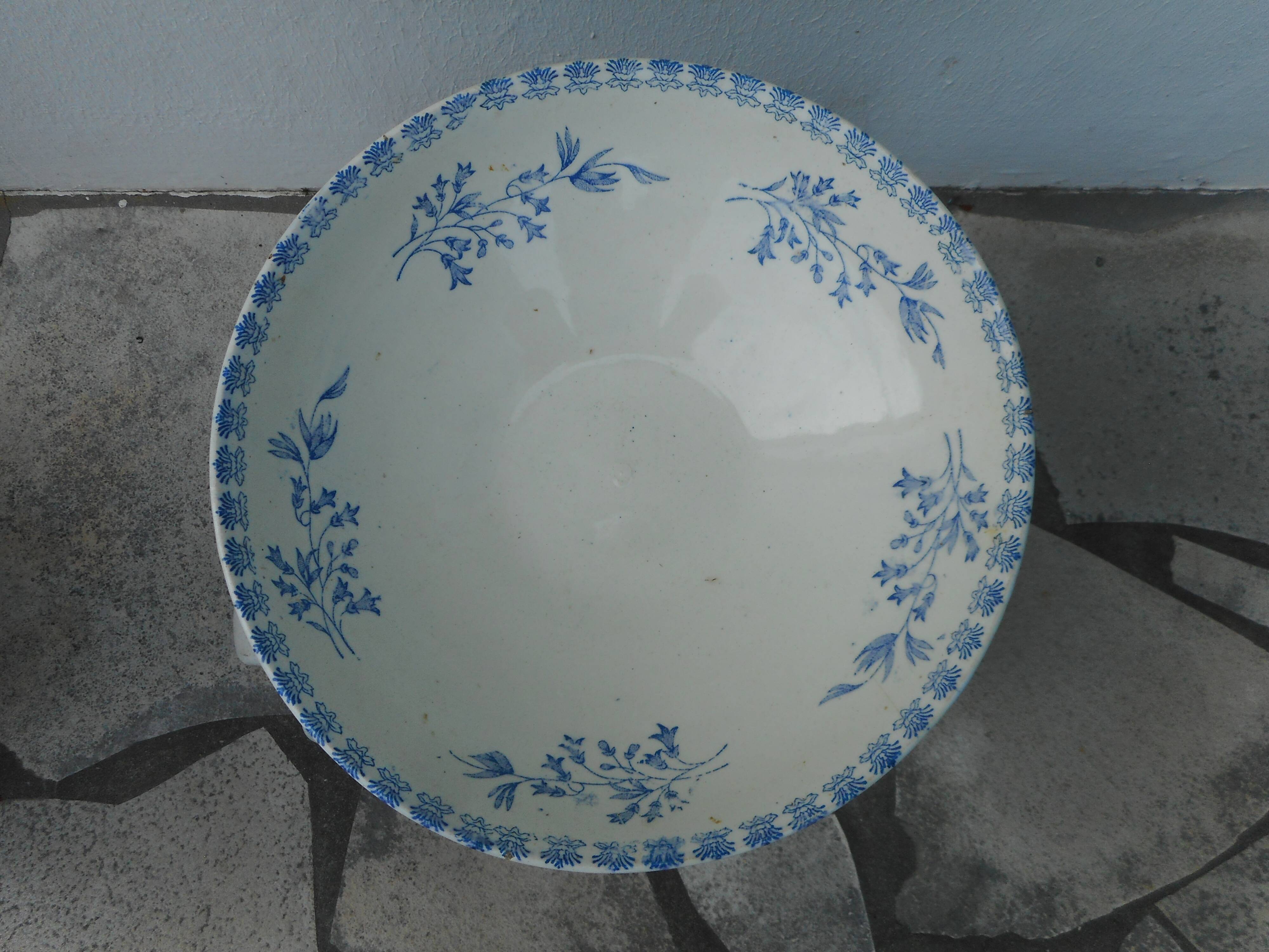 White earthenware salad with blue décor