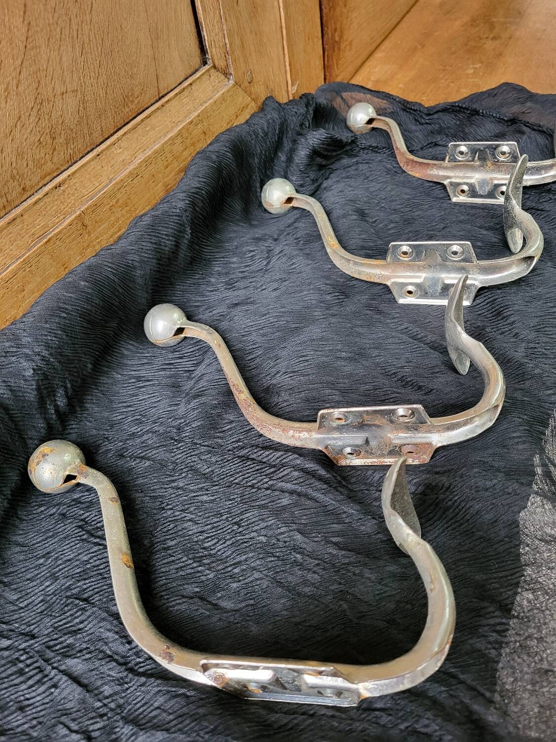 Lot de 4 patères doubles Vintage en métal chromé