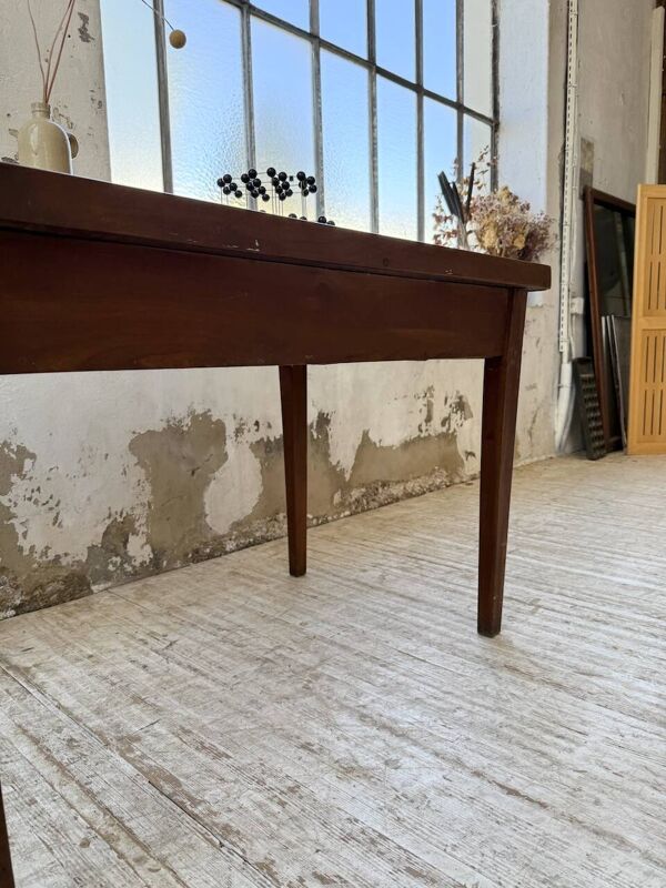 Table de travail, de présentation en noyer