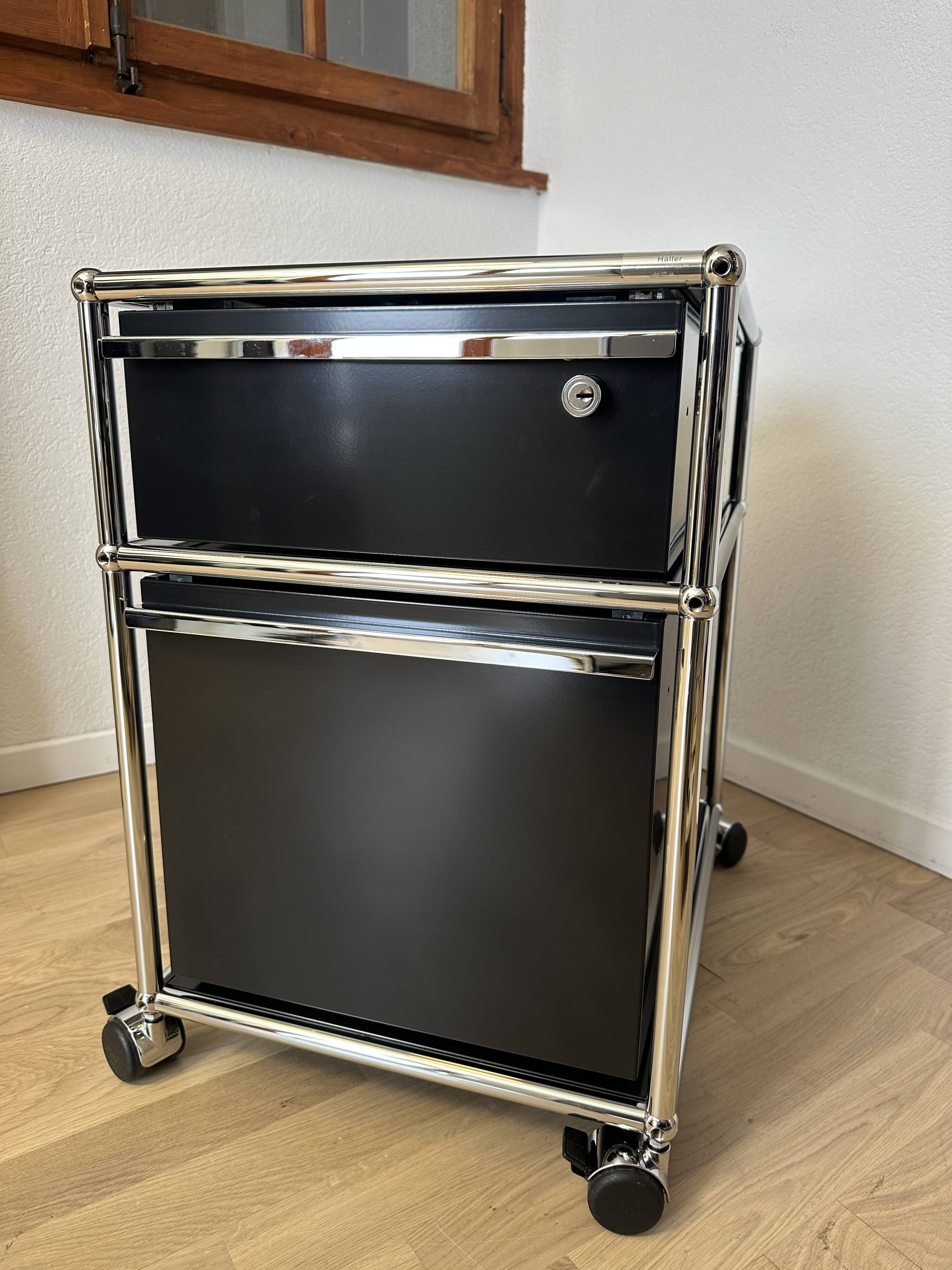 USM Haller wheeled caisson in Graphite Black