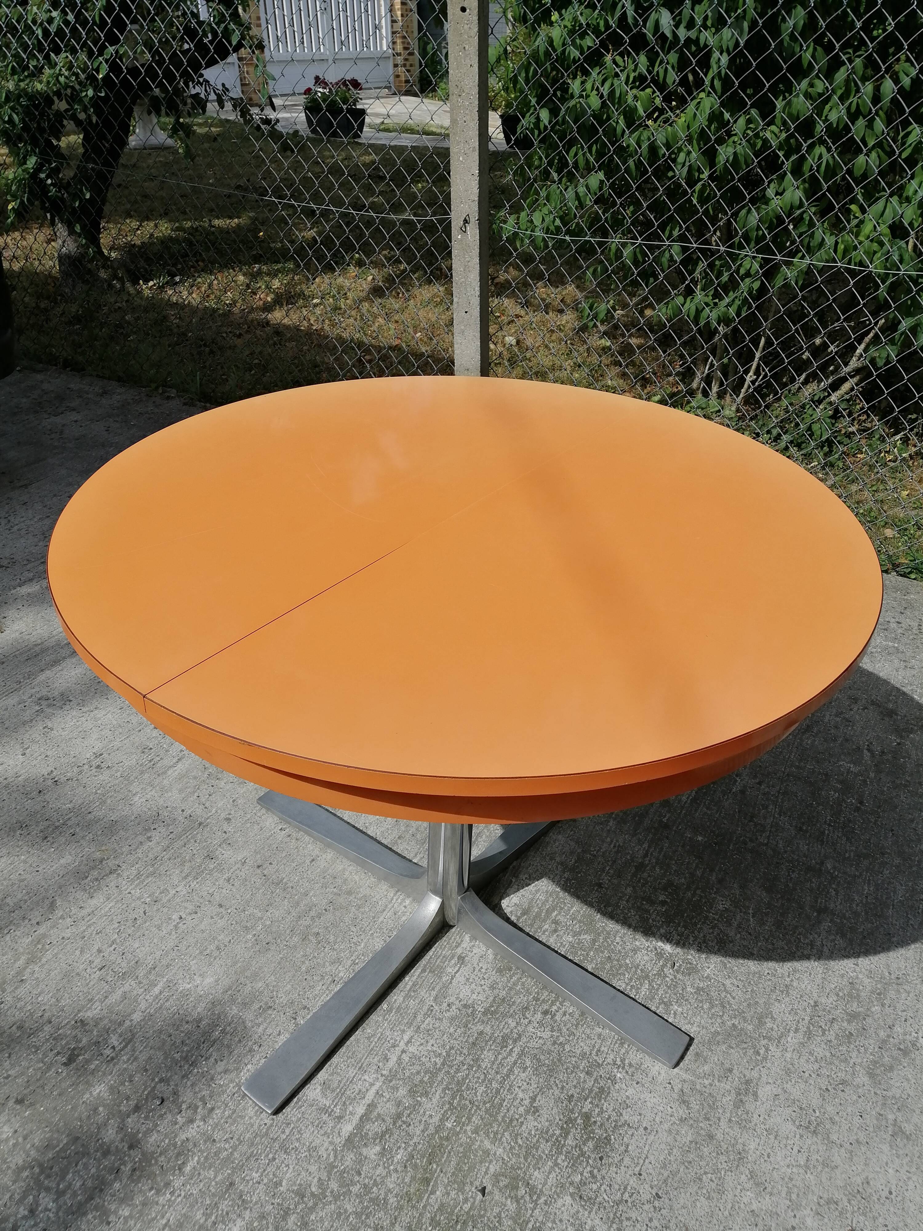 Formica roundtable