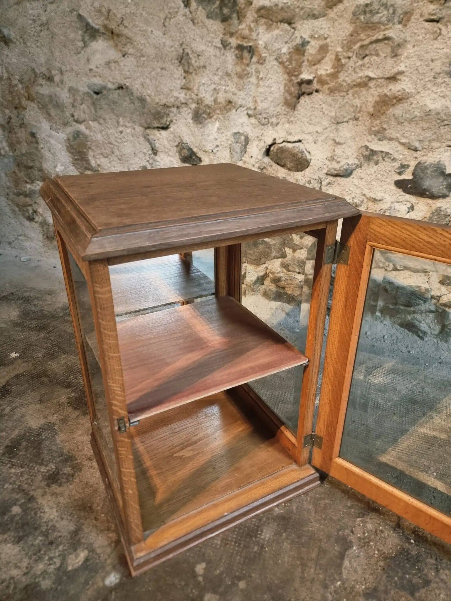 Small antique display cabinet in French oak | 1920s display cabinet with mirrored back