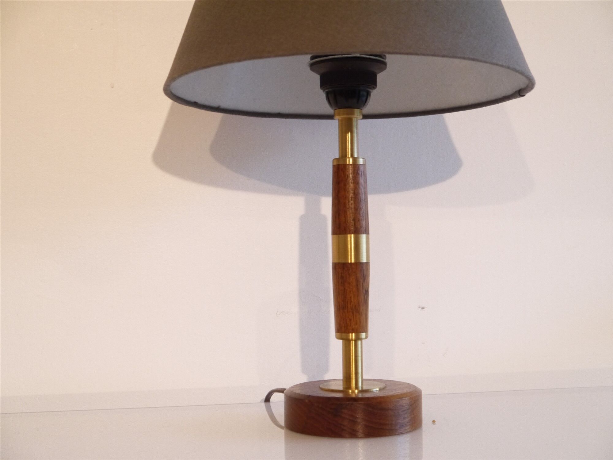 Paire de lampes vintage en teck et laiton