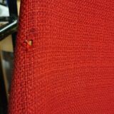 Chaise en tissu rouge