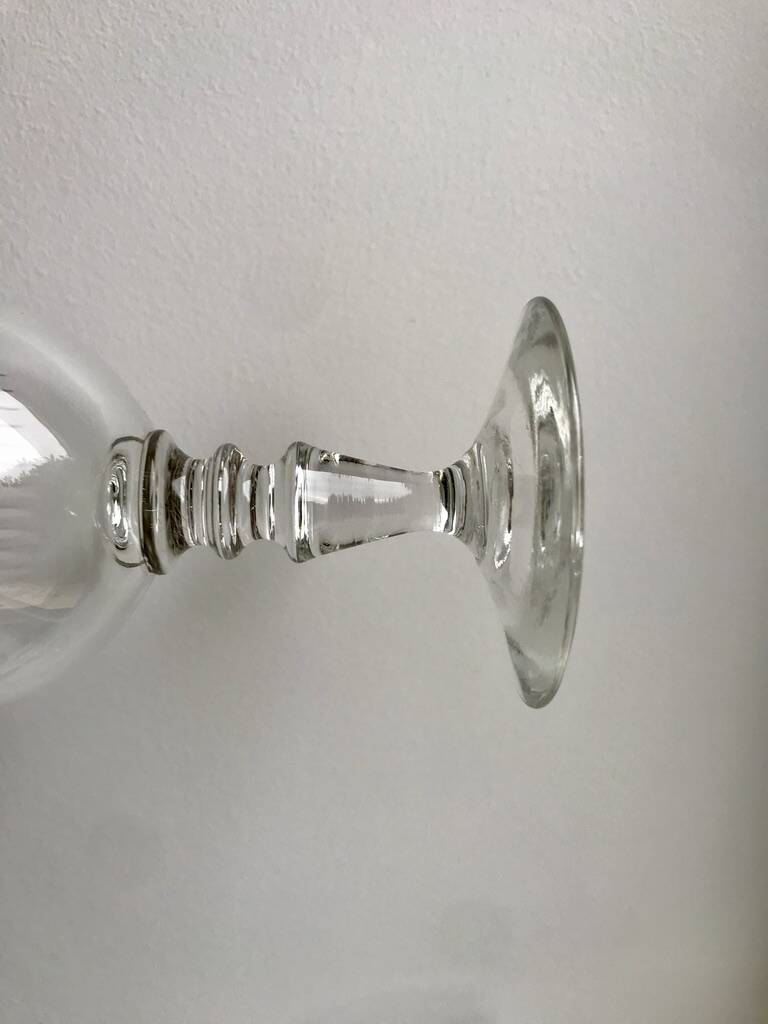 Ensemble de 8 verres à pied en verre moulé années 30 début XXème