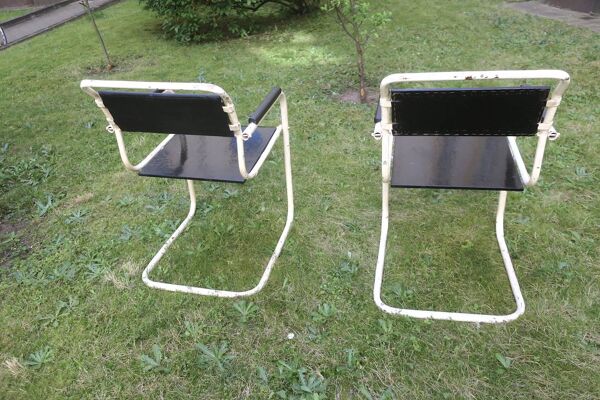 Paire de chaises de jardin en fer et bois peint de style mid-century.