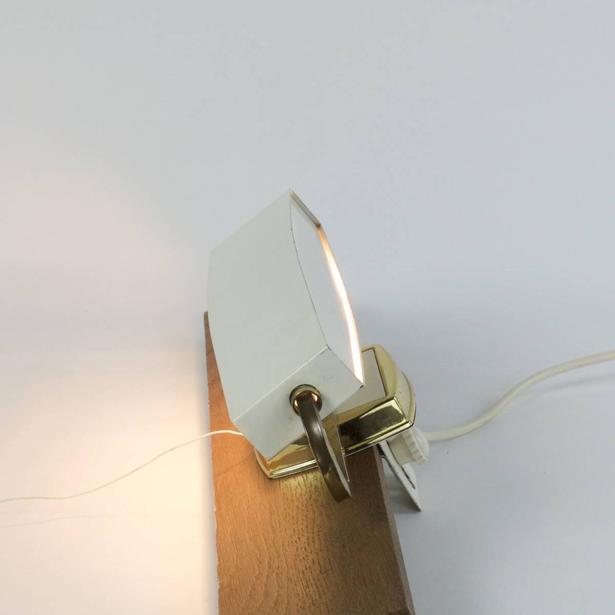 Lampe à pince en laiton, 1950 pour étagère, string