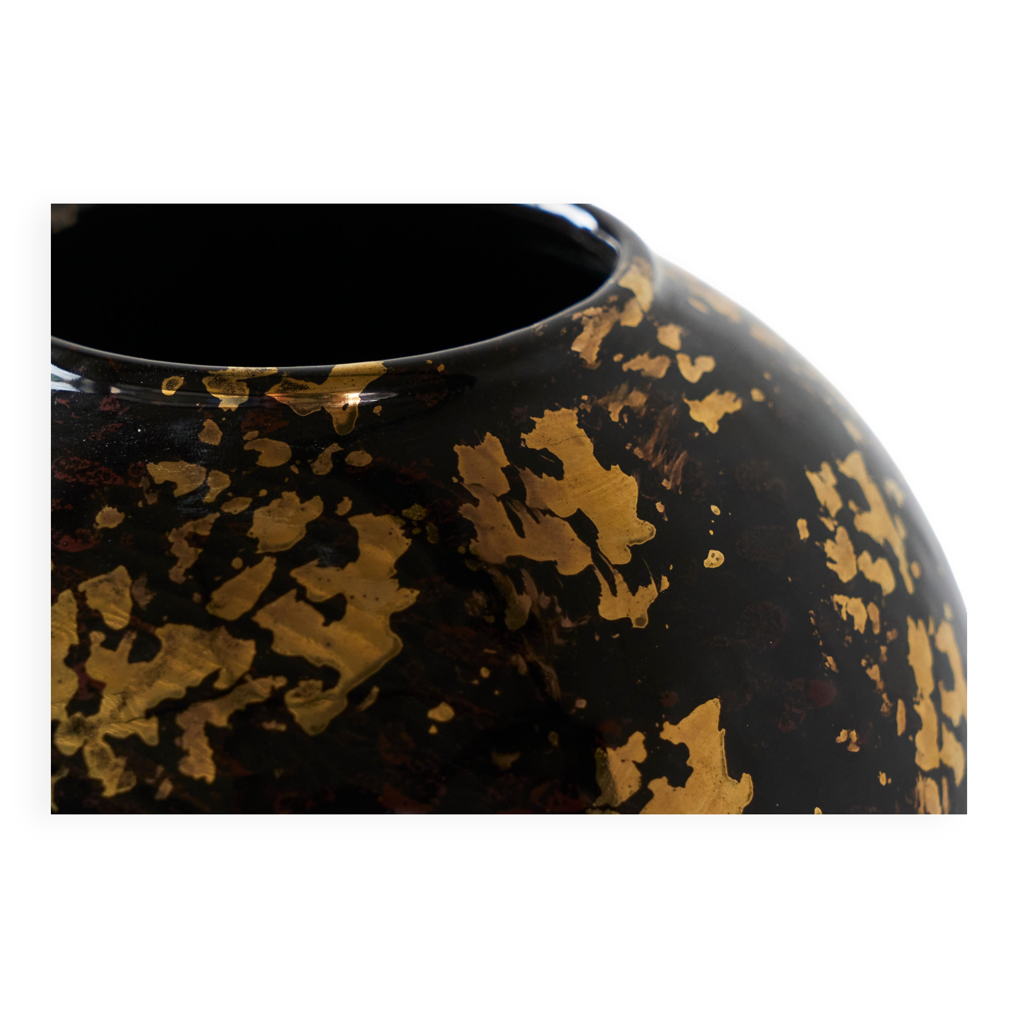 Art Deco vase in Italian ceramic with gold glitter from the 1940s.