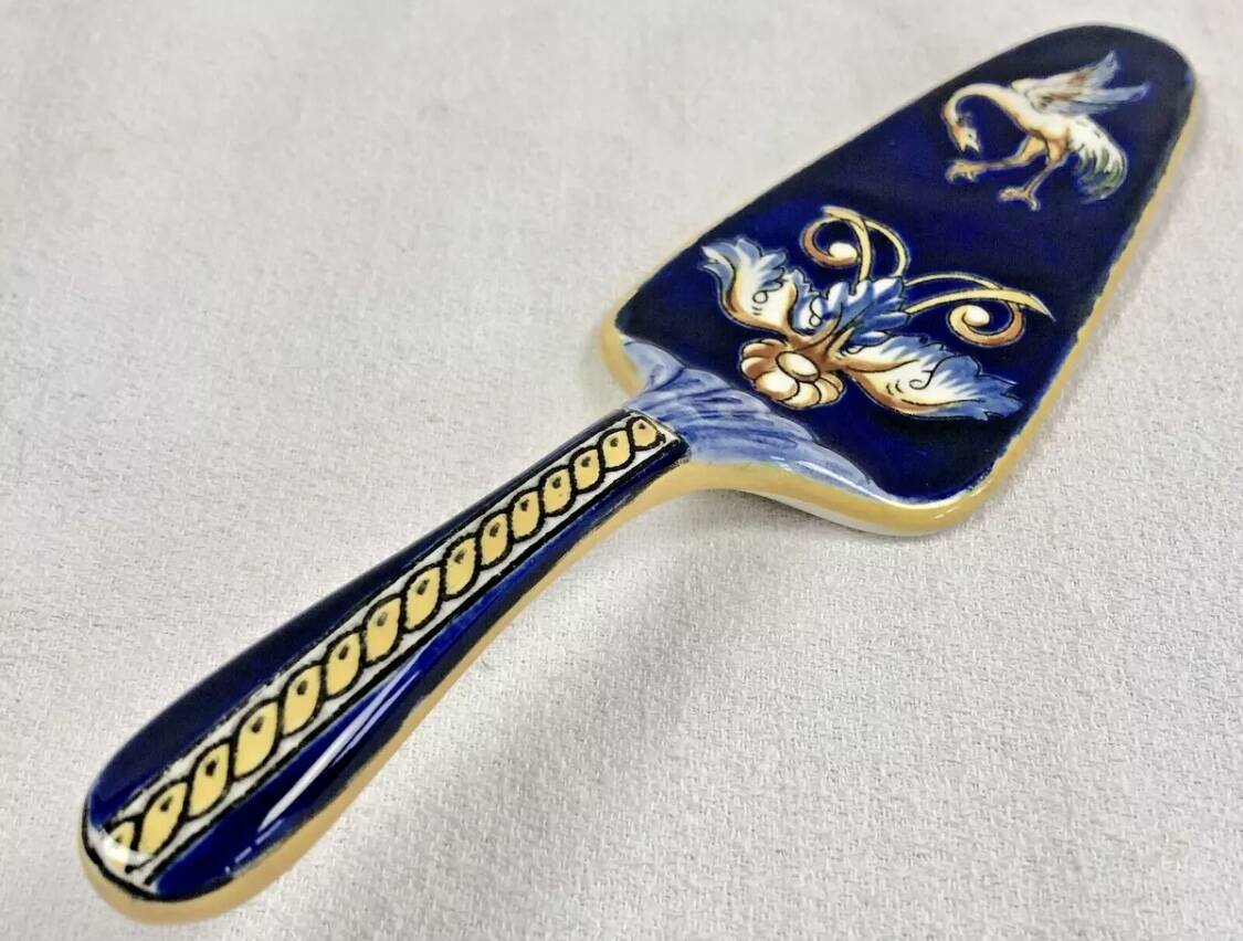 Antique Gien Renaissance cake shovel, blue background, 1941/1950