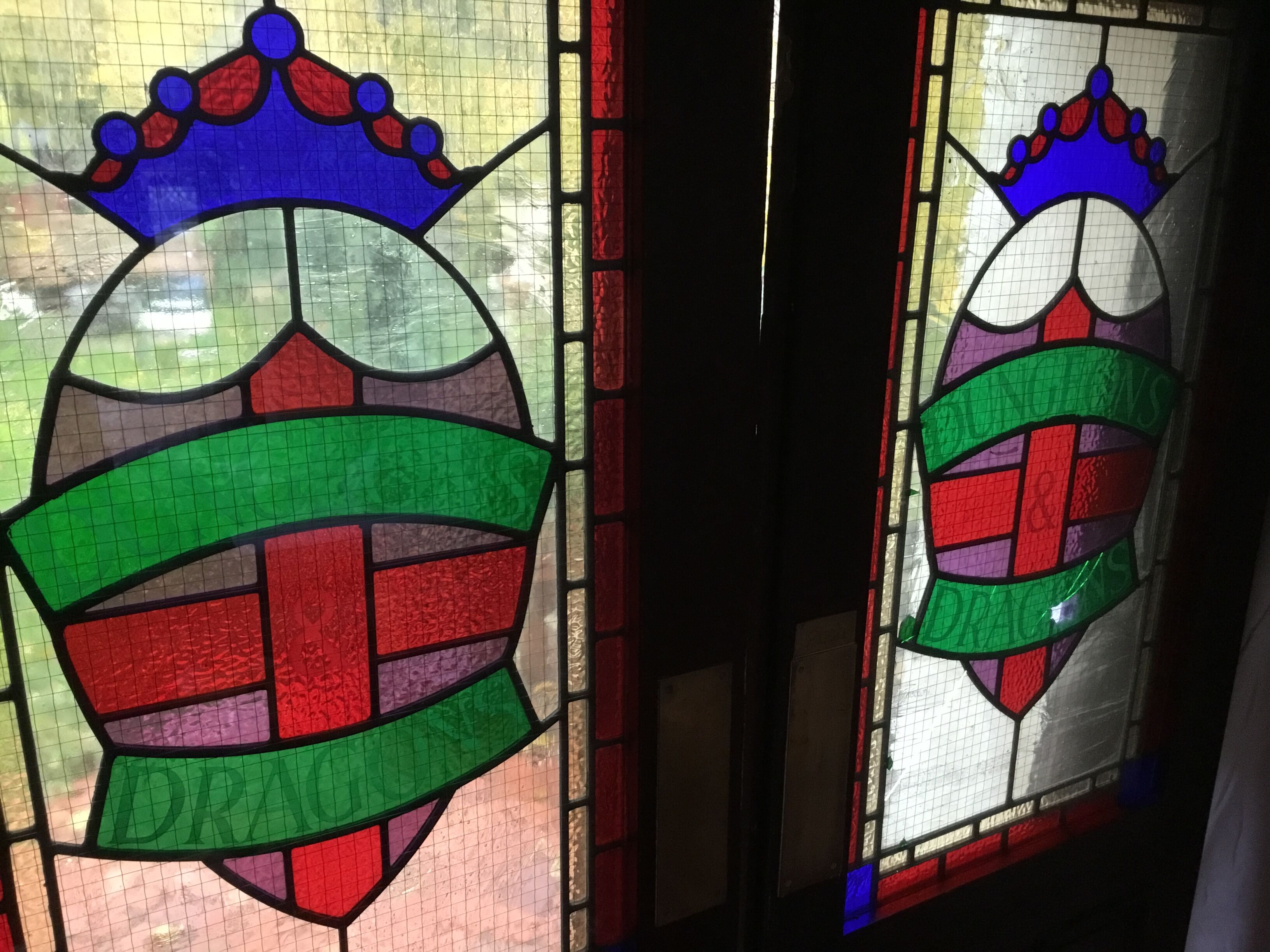 Beating doors of english pub Dungeons & Dragons