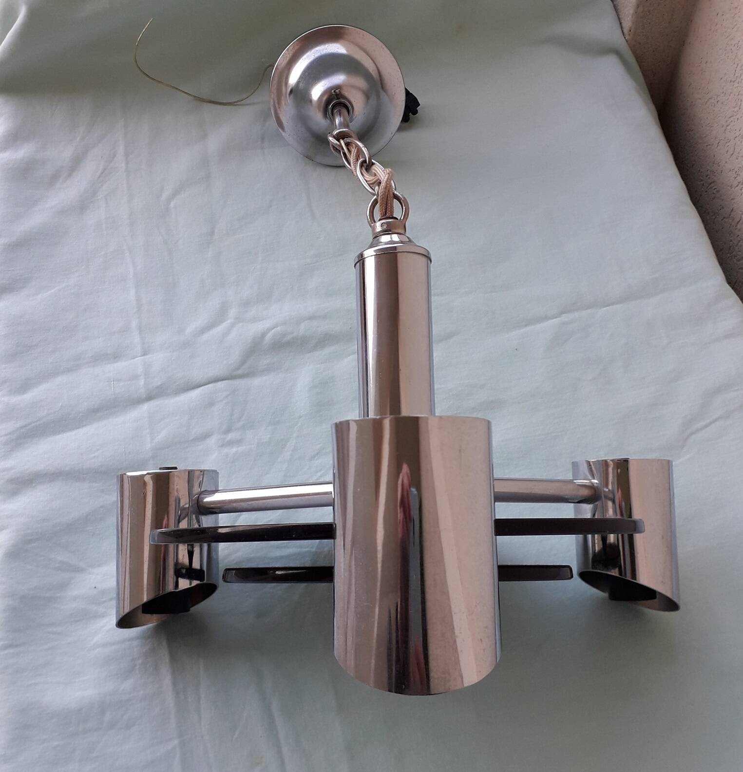 Suspension en verre et métal chromé