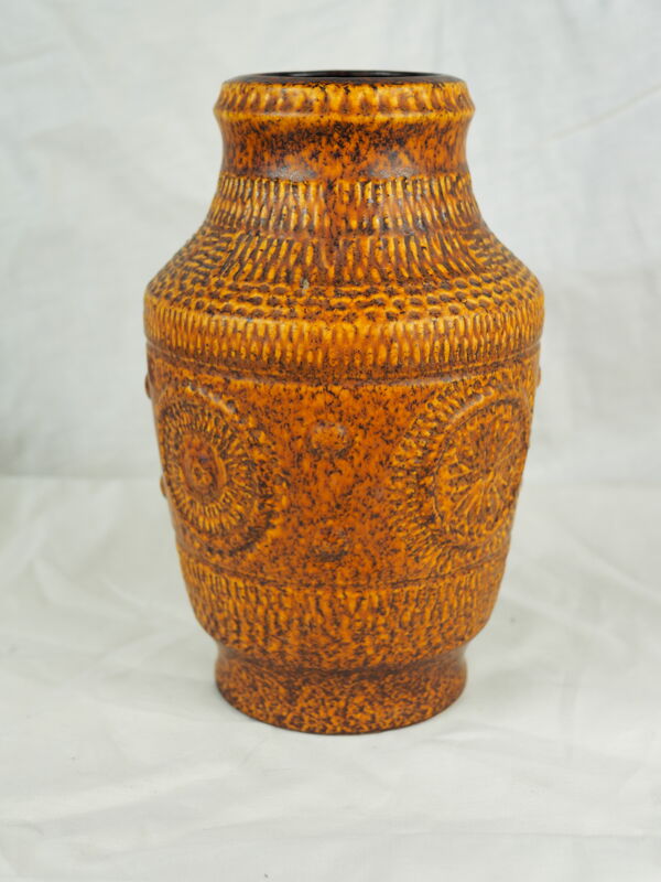 Vase à reliefs ronds et frises texturées, vibe seventies ocre moucheté - Bay Keramik 60/70